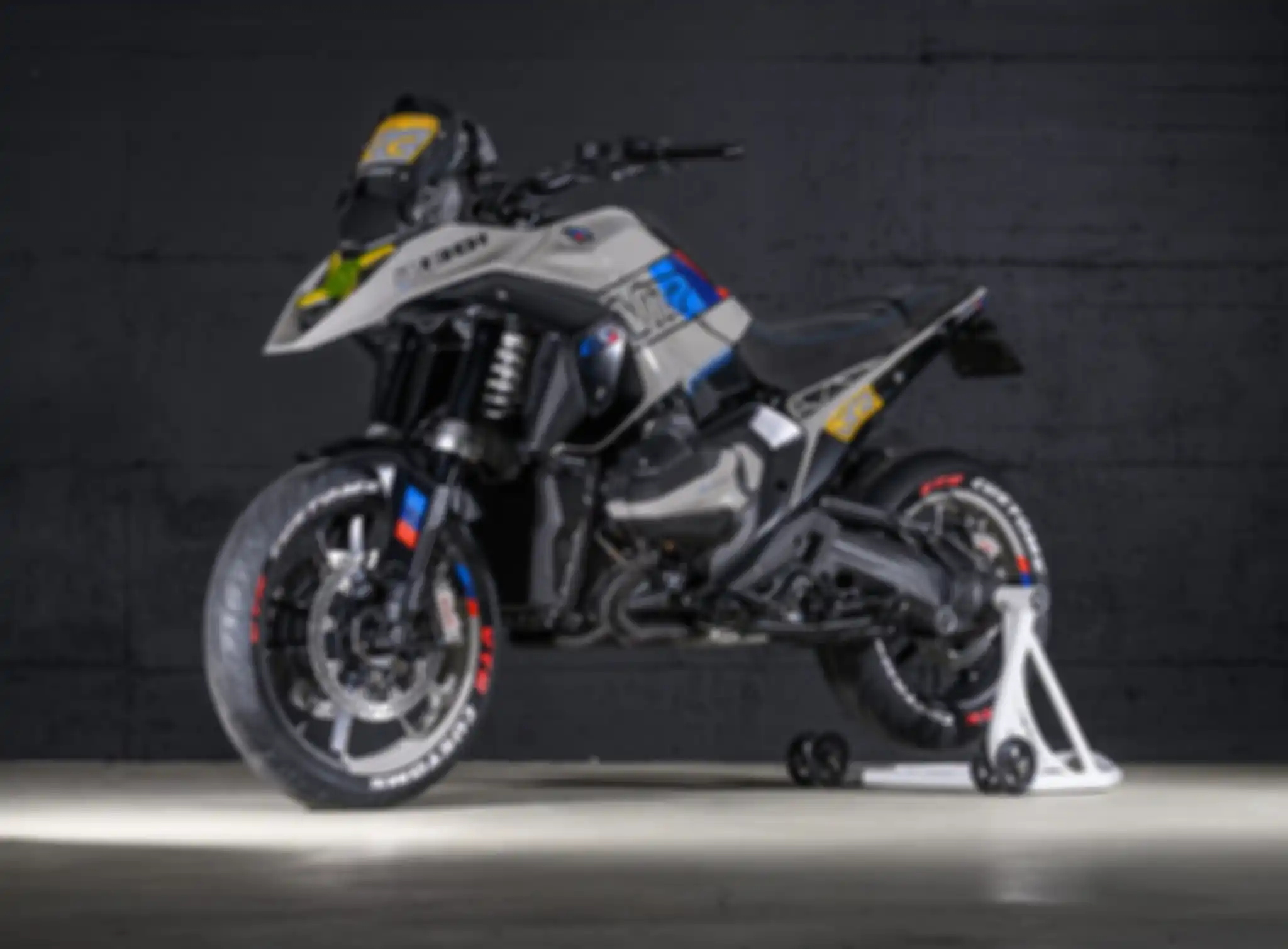 Aura motor petualang berganti jadi supermoto.
