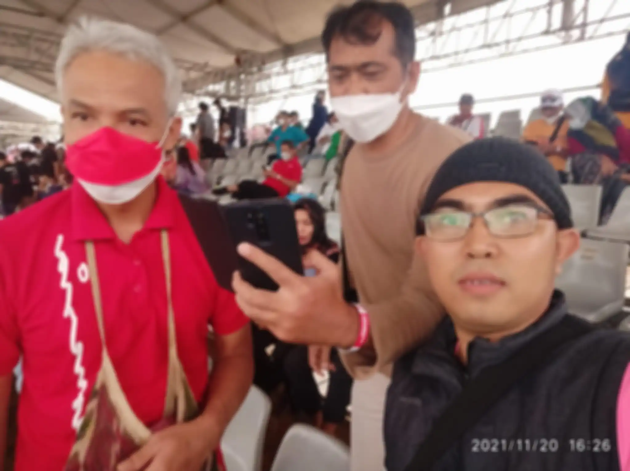 Di tengah hujan deras yang mengakibatkan banjir di Sirkuit Mandalika, kondisi Ganjar Pranowo menonton balapan justru mencuri perhatian.