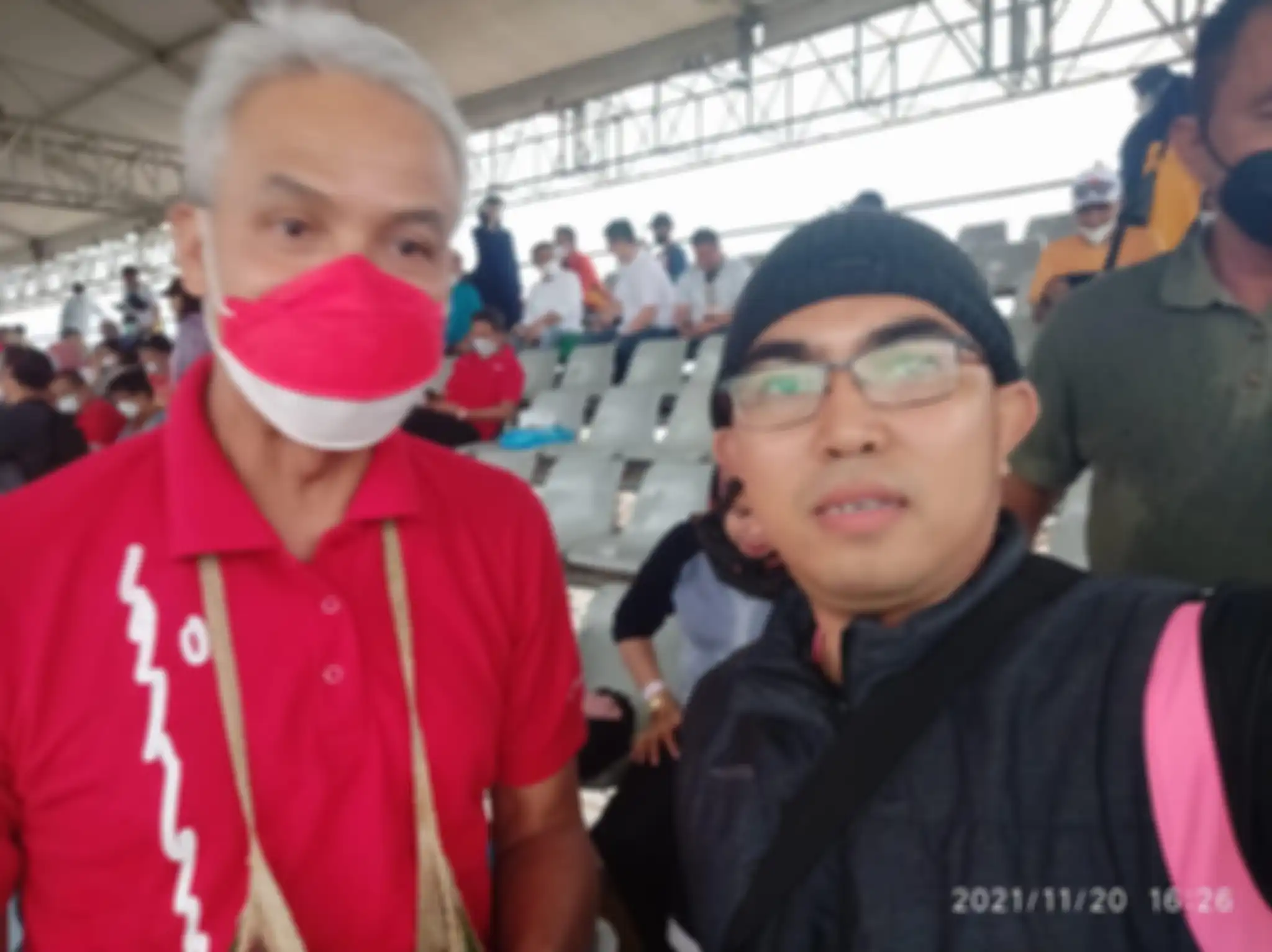 Di tengah hujan deras yang mengakibatkan banjir di Sirkuit Mandalika, kondisi Ganjar Pranowo menonton balapan justru mencuri perhatian.