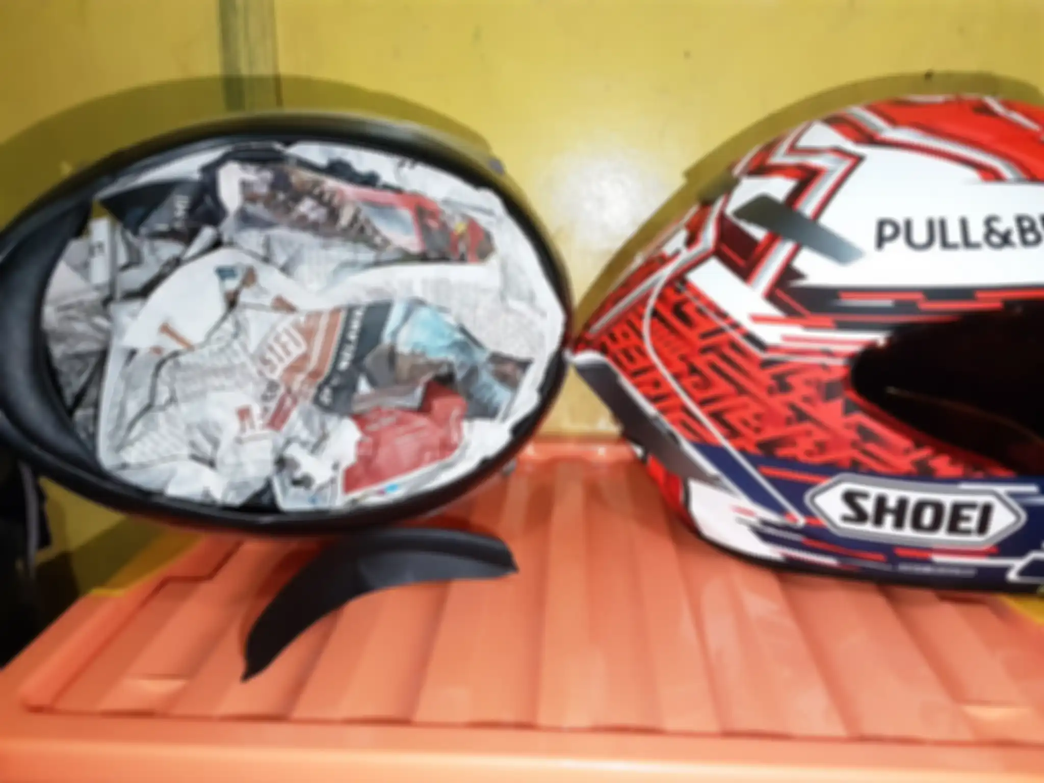 Ilustrasi bagian dalam helm diisi koran dan biji kopi untuk atasi bau