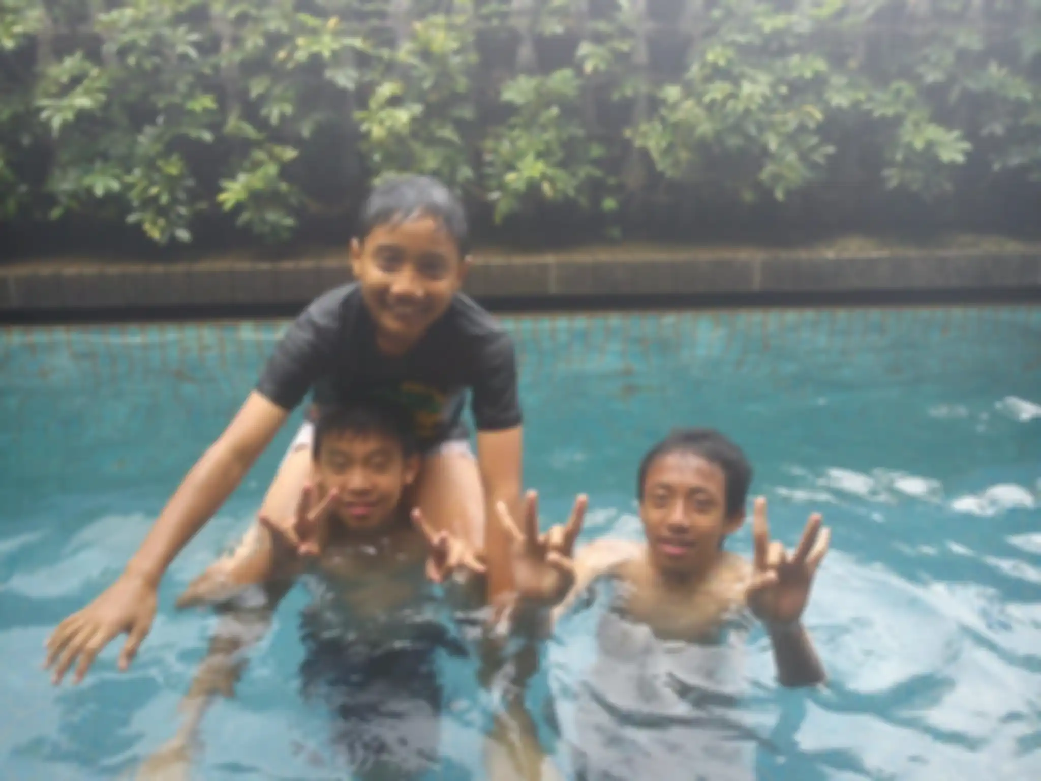 Eril menuliskan alasannya tergila-gila pada hobi berenang. Anak Ridwan Kamil ini mengunggah foto liburan bersama teman santrinya. 