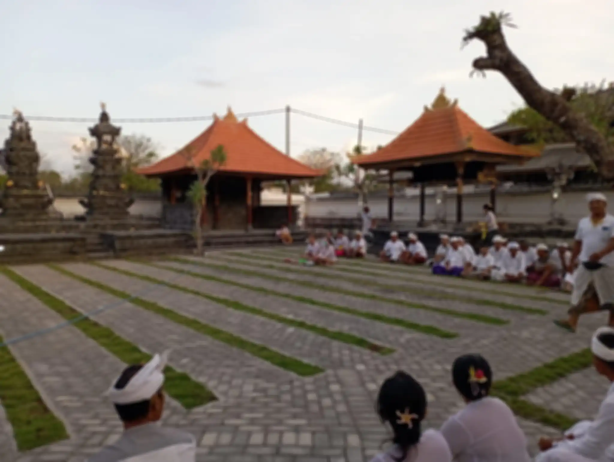 Berikut ini jawaban pengertian kearifan lokal di Indonesia dan ciri-cirinya yang menjadi bagian dari materi Sosiologi kelas 12 SMA.