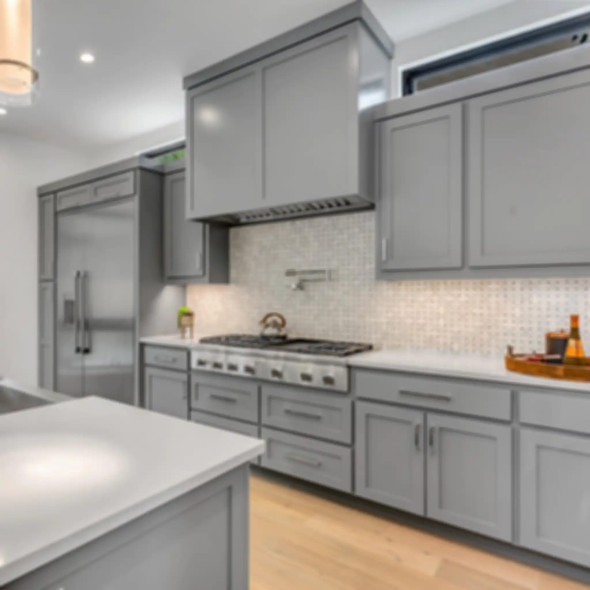 Dekorasi warna abu-abu yang diberi sentuhan begini mampu menghadirkan foto desain dapur mungil dengan tampilan elegan.