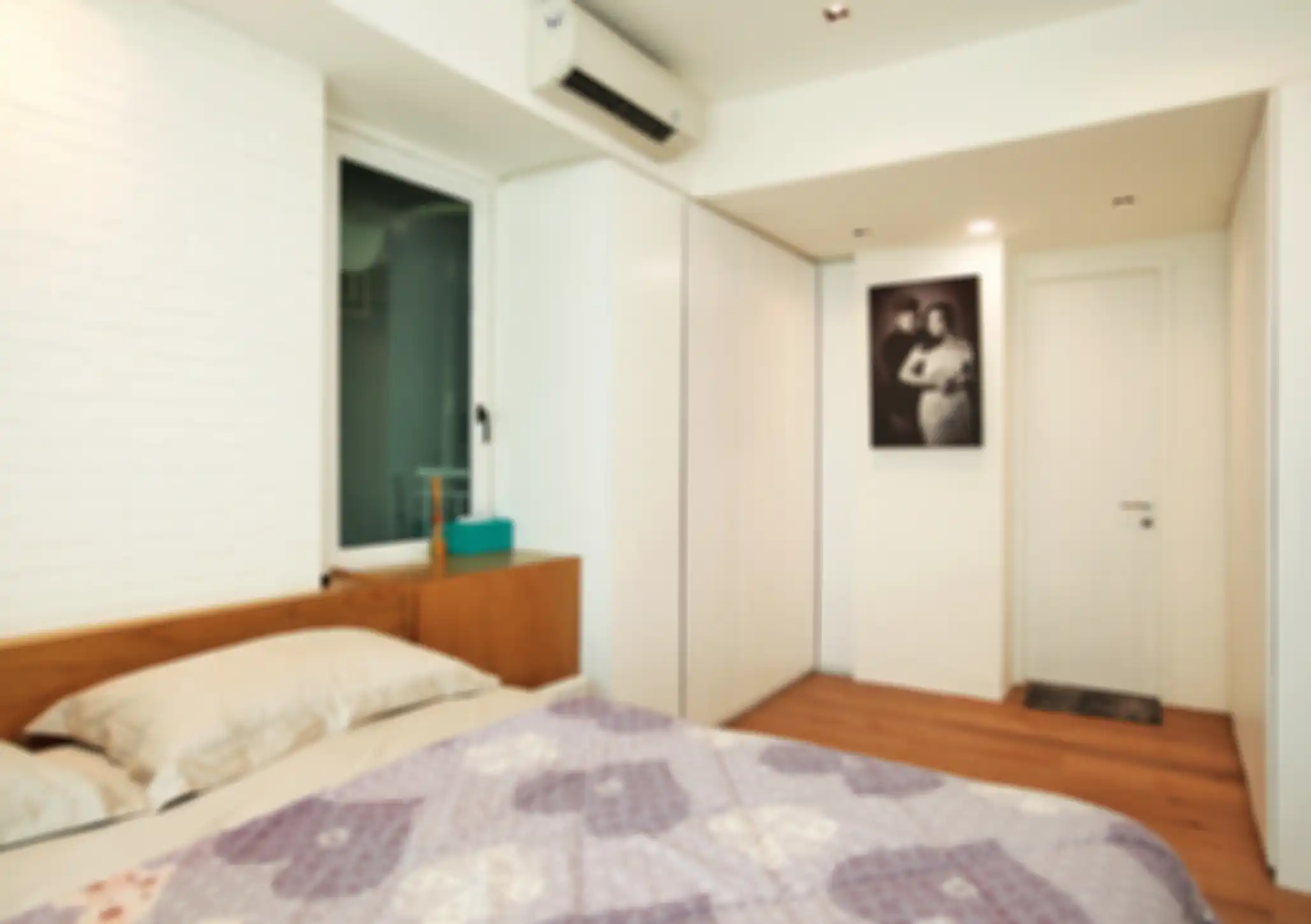Putih dan kayu. Dua hal inilah yang mewakili apartemen seluas 150m2 ini.
