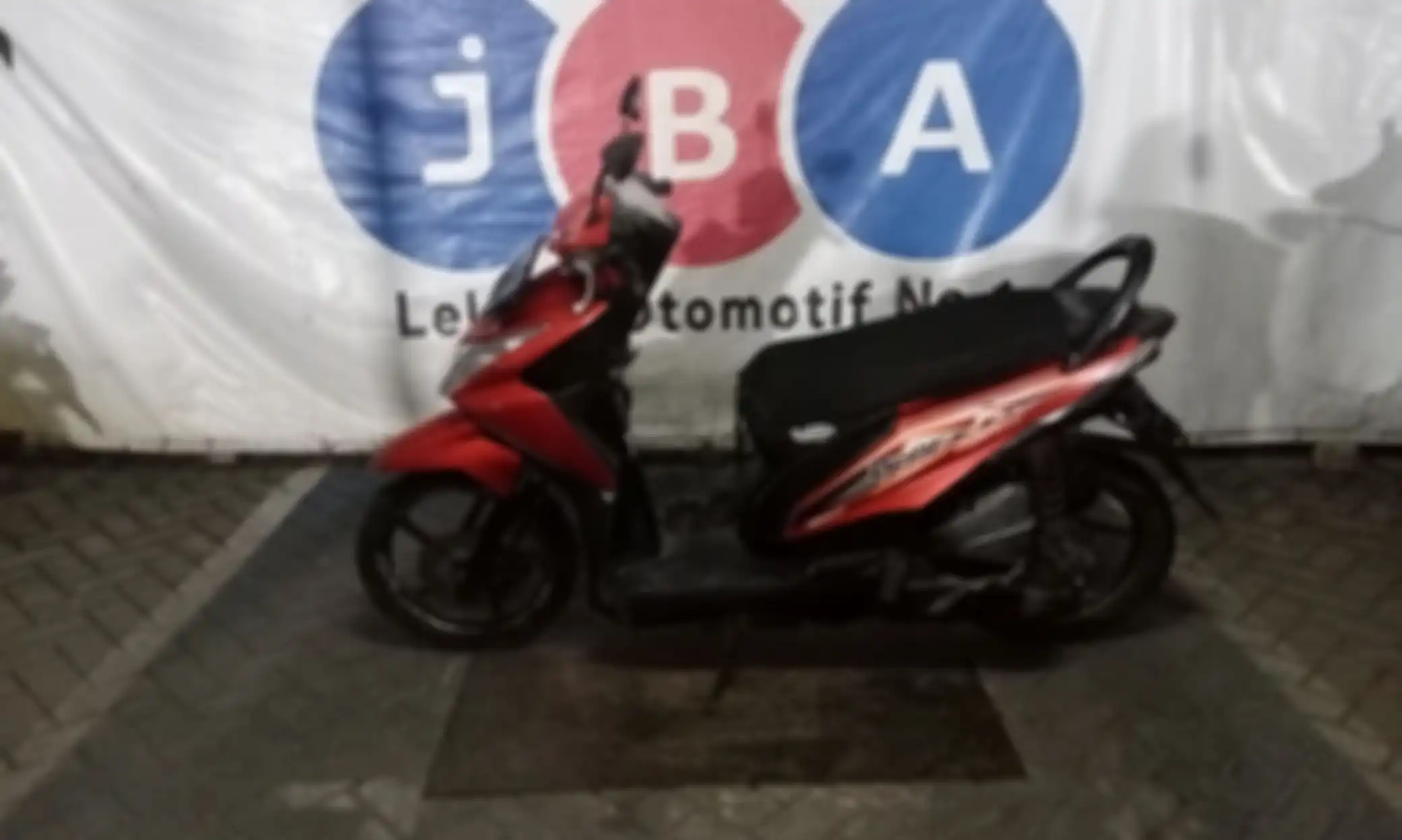 Tampak samping motor murah Honda BeAT tahun 2013 yang dilelang.