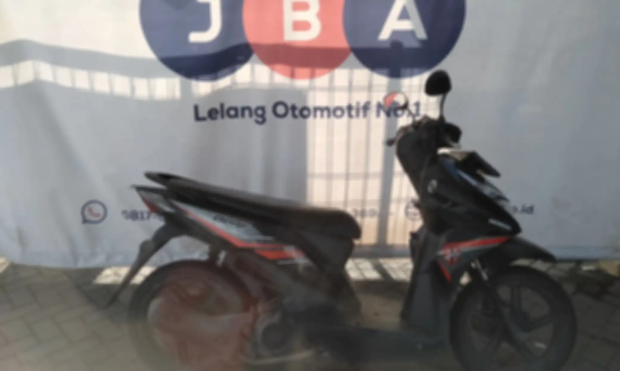 Tampak kanan motor murah Honda BeAT.