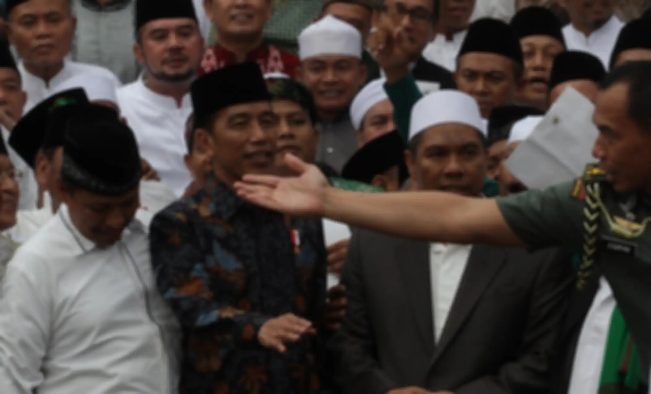 SILAHTURAHMI - Presiden Joko Widodo (tengah) bersama Kiai dan Habib se-Jadetabek saat melakukan silaturahmi di Istana Merdeka, Gambir, Jakarta Pusat, Kamis (7/2/2019).Presiden berpesan kepada Kiai dan Habib untuk membentengi santri dan masyarakat dengan budi pekerti, keislaman, keindonesiaan dan
