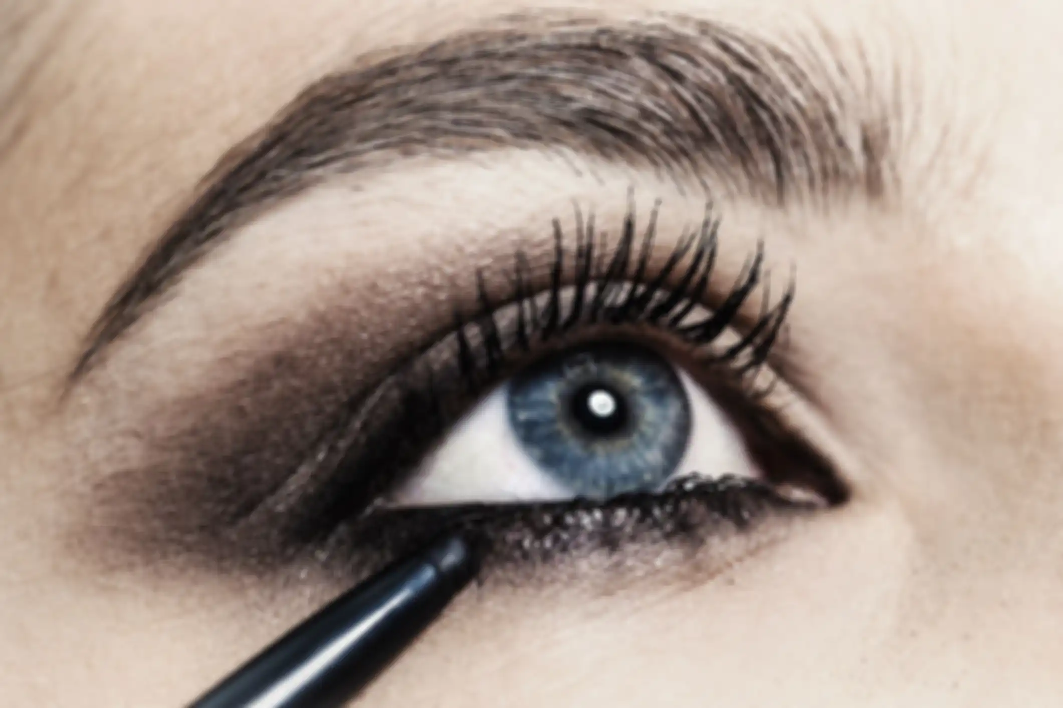 memakai eyeliner untuk smudge eyeshadow