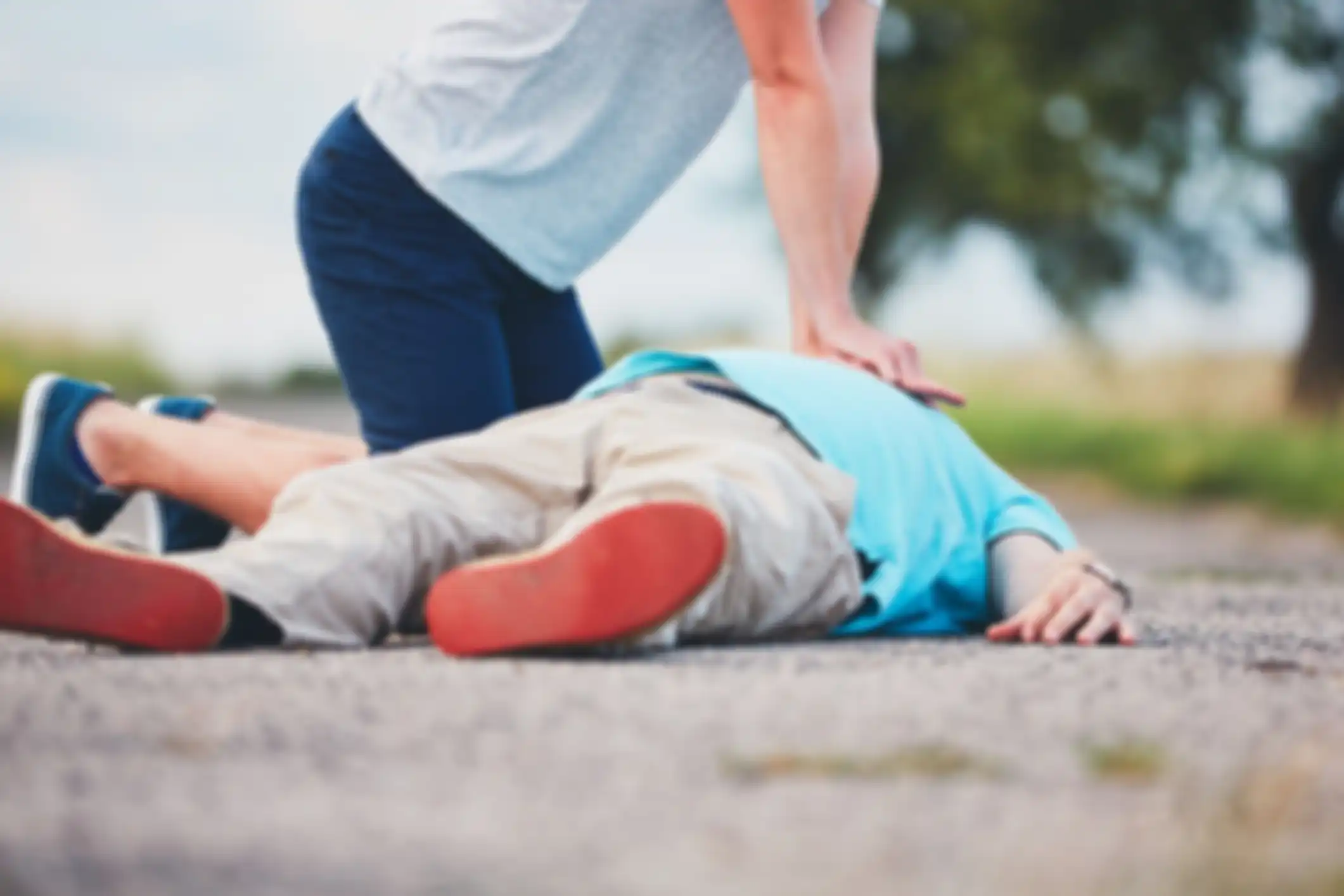 Lakukan CPR untuk pertolongan pertama pada penderita serangan jantung.