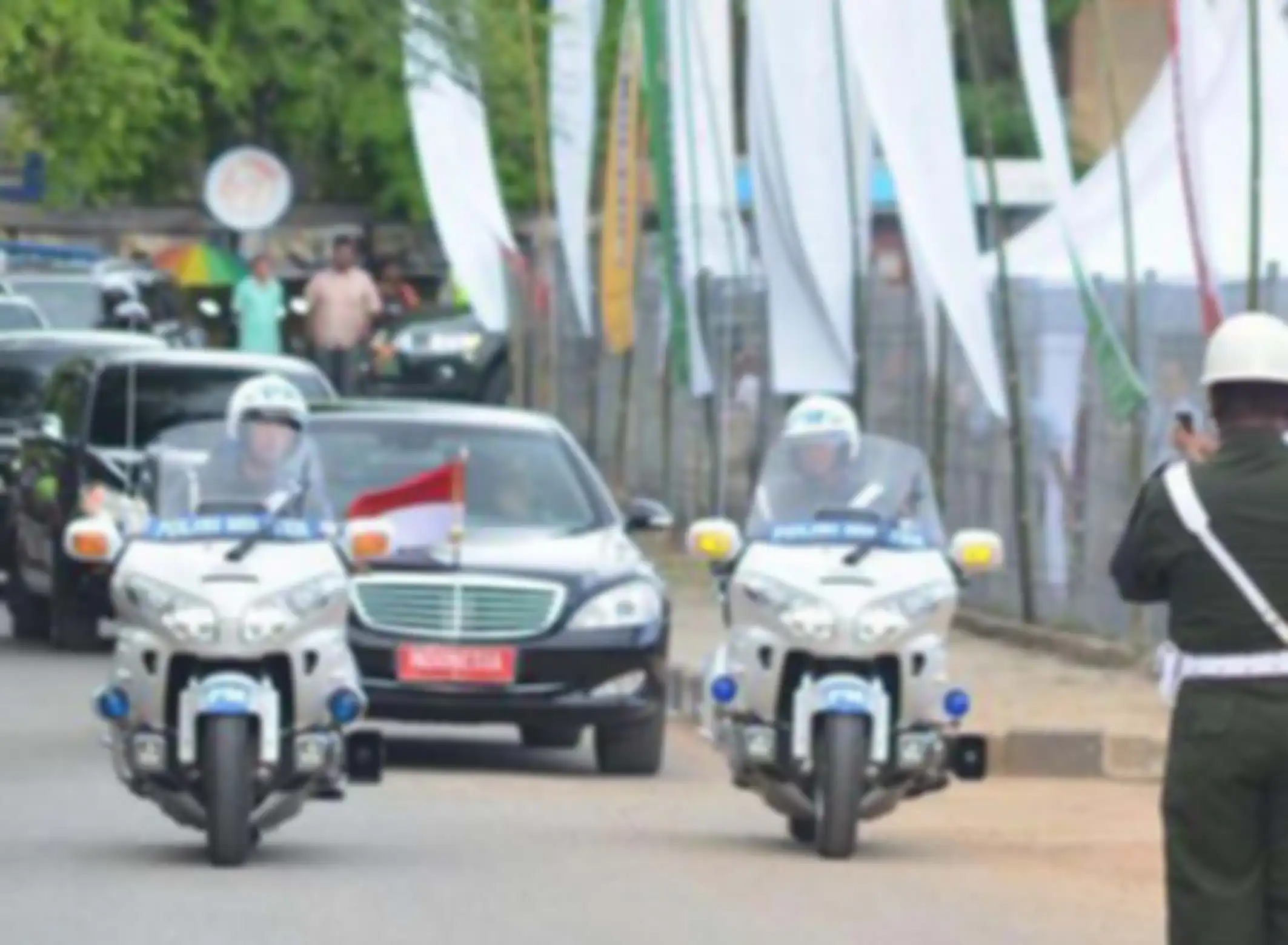 Mobil Presiden dikawal dua motor Paspampres 