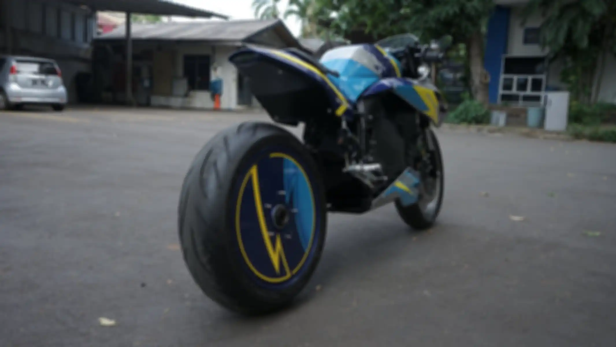 Tampak belakang BL-SEV01 dengan kaki-kaki kekar!