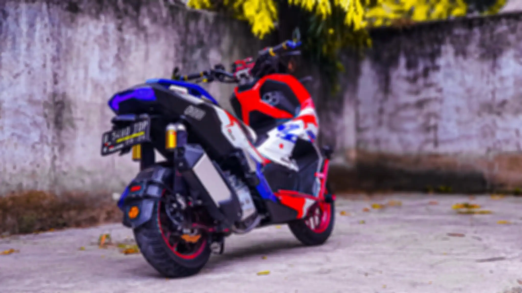 Modifikasi Honda ADV 150 unik, pakai livery helm legenda MotoGP.