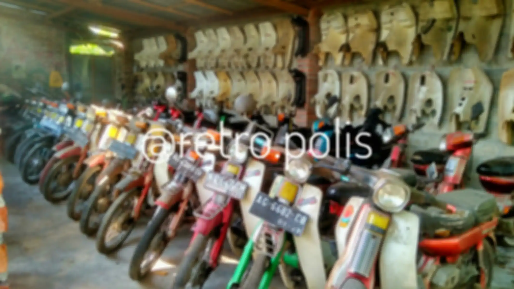 Retropolis, showroom motor tua yang banyak menjual motor bebek jadul.