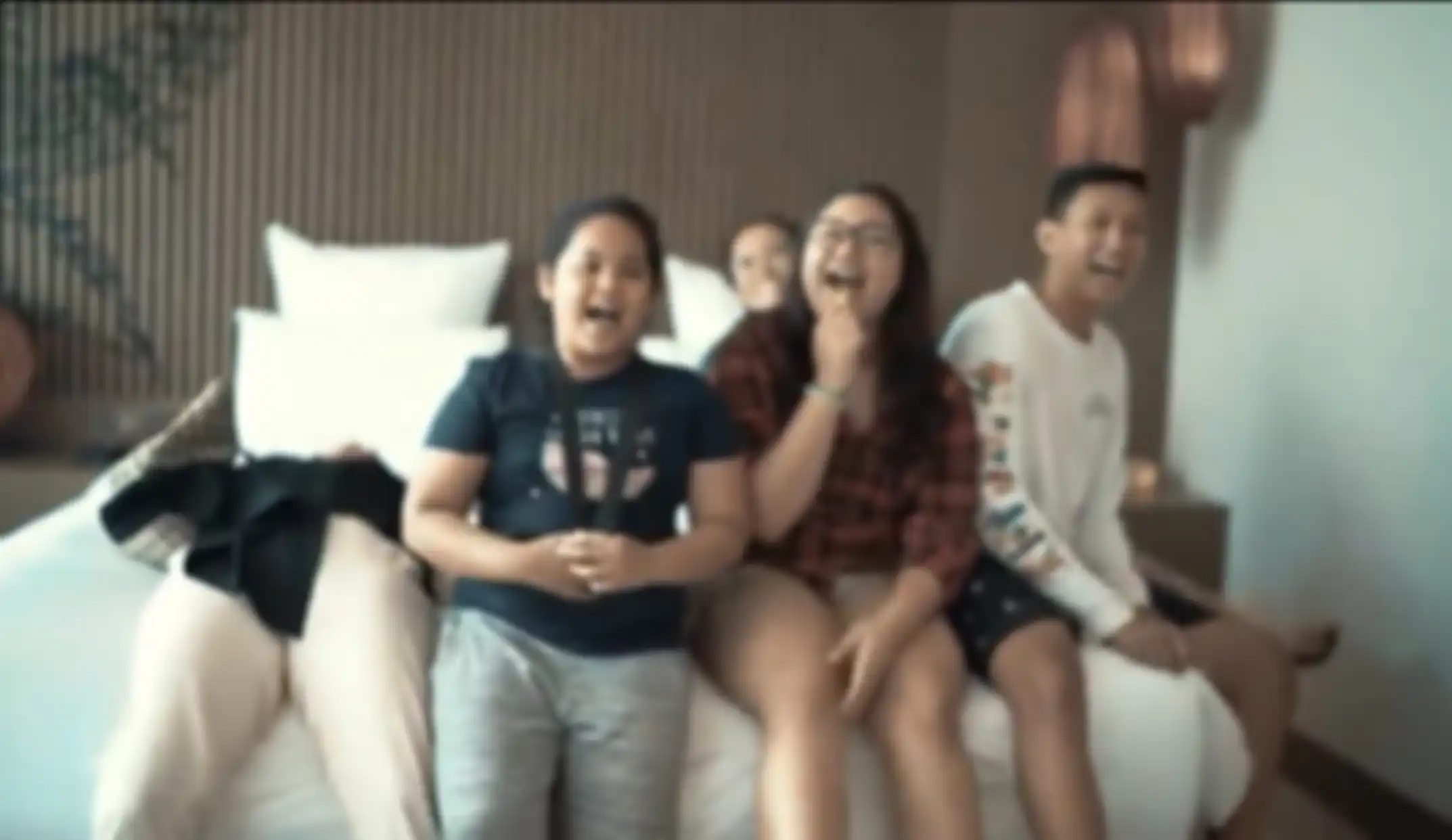 Adik-adik Krisjiana di kamar hotel, ingin mengganggu Siti Badriah dan Krisjiana.