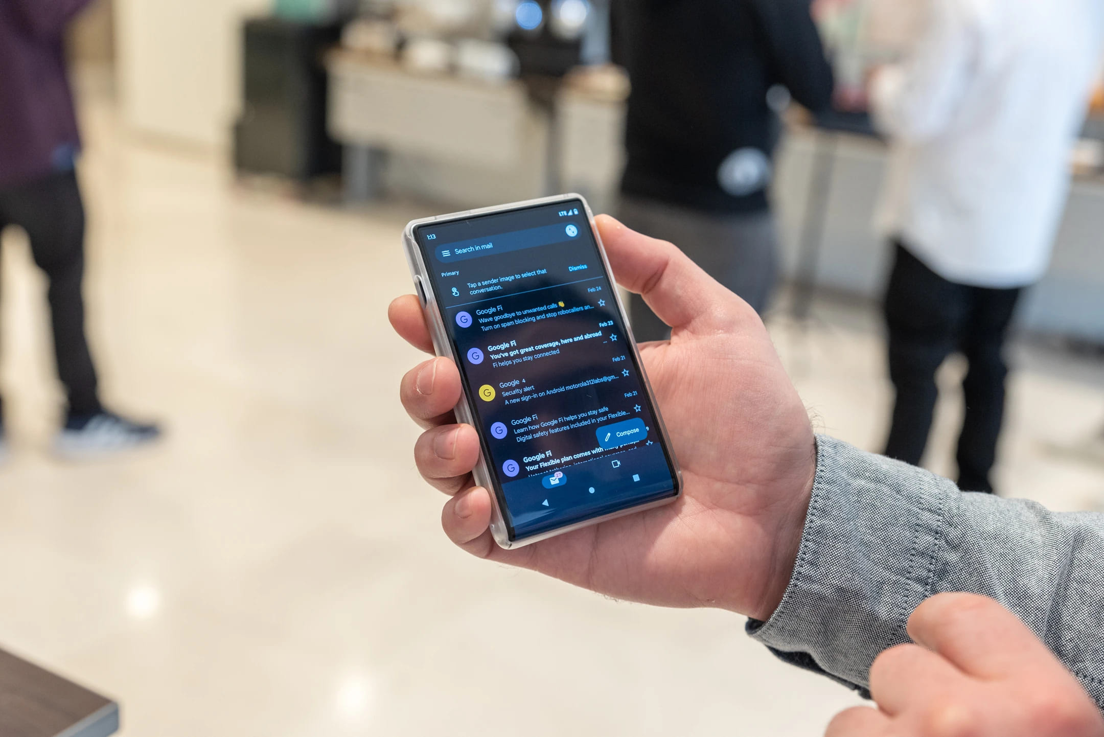 Motorola Rizr Rollable Concept saat dalam ukuran standar (5 inci).