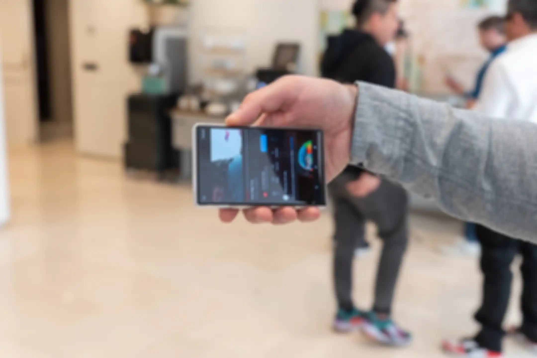Motorola Rizr Rollable Concept saat layarnya berada di ukuran standar untuk menpnton YouTube.