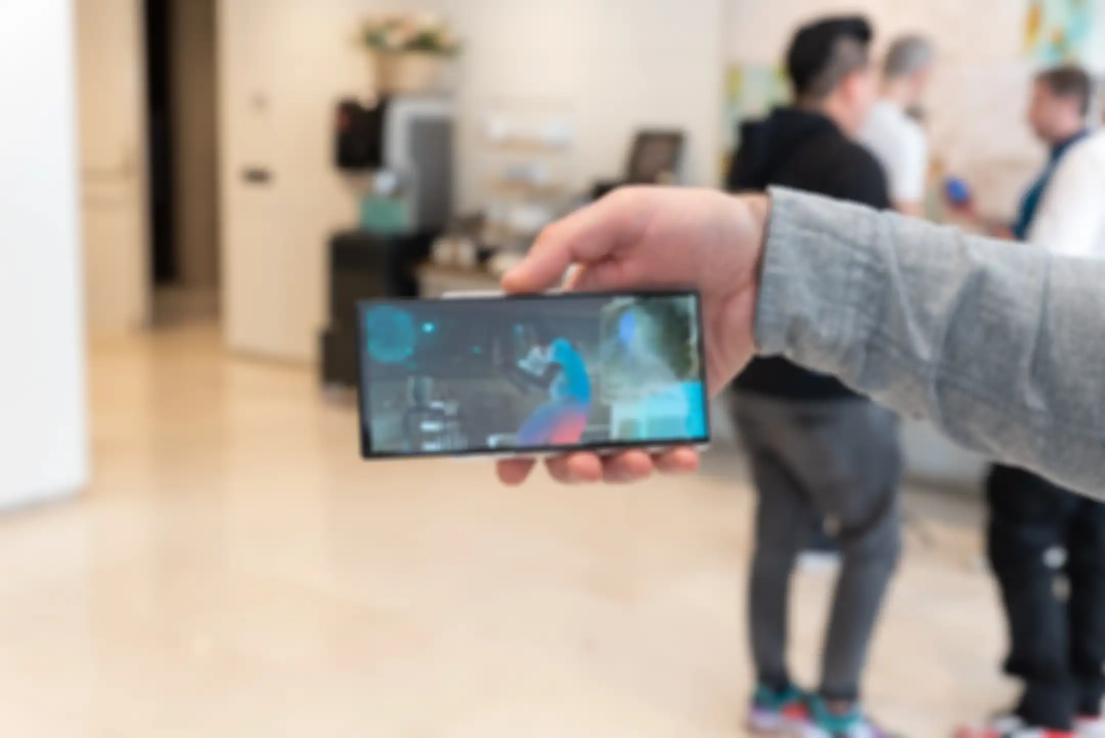 Motorola Rizr Rollable Concept saat layarnya memanjang secara otomatis dikala menonton YouTube.
