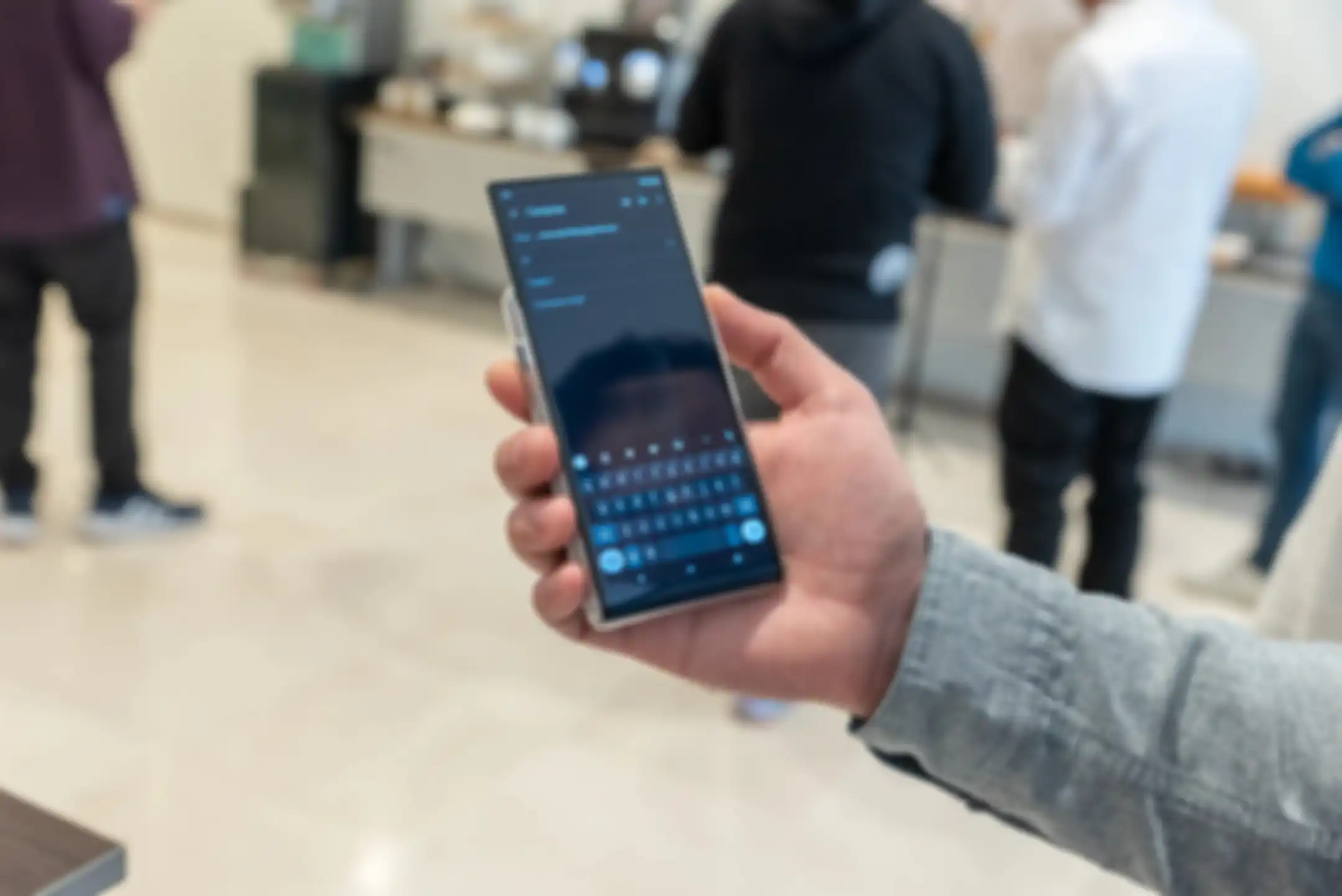 Motorola Rizr Rollable Concept saat layarnya memanjang secara certika (6,5 inci).