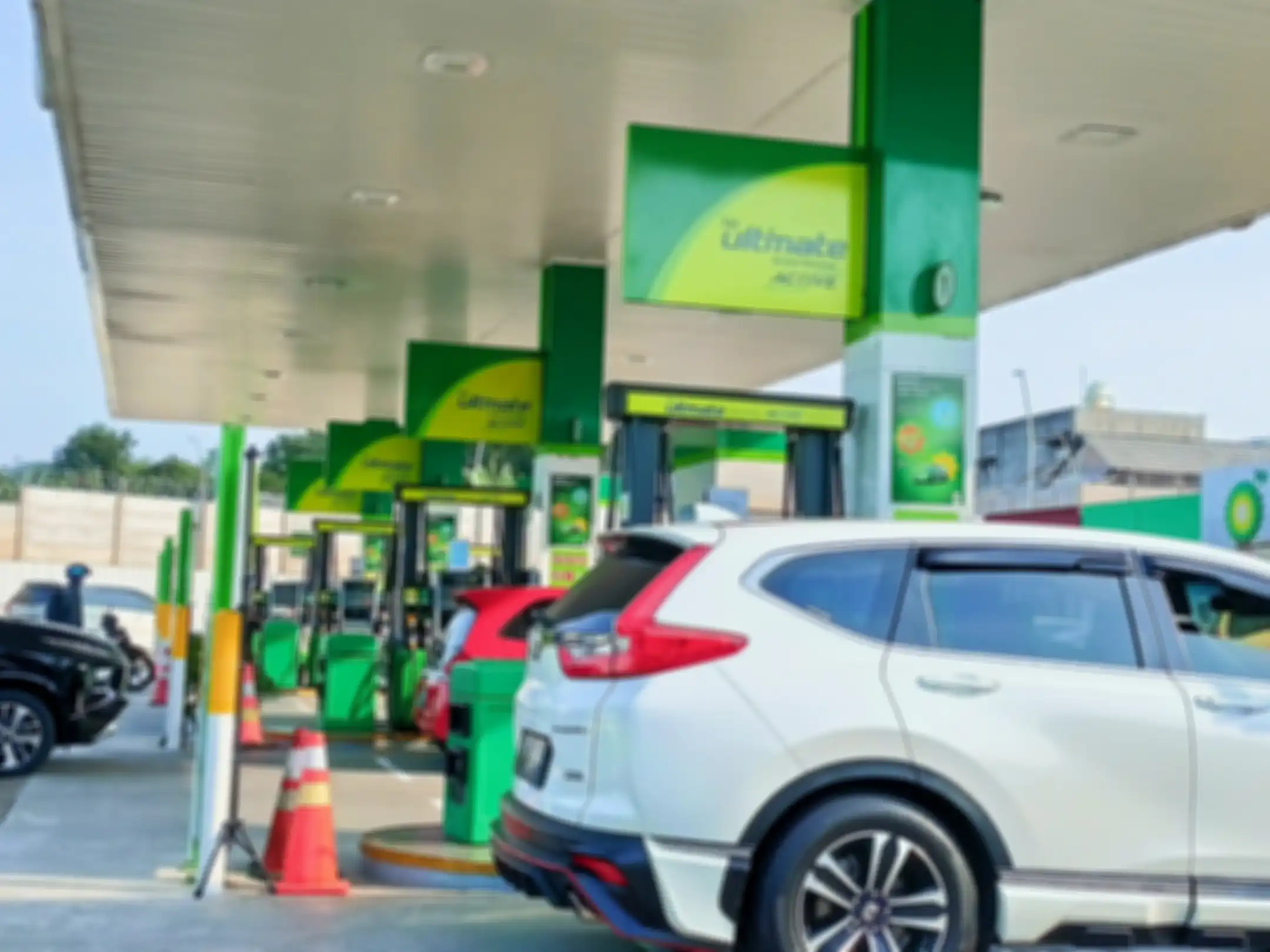 Beberapa kendaraan seperti mobil tengah mengisi bensin di SPBU bp-AKR.