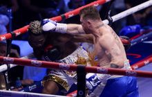 Hasil Tinju Dunia - Kembali Makan Korban Lawan Tak Terkalahkan, Canelo Alvarez Jadi Juara Dunia Sejati Lagi 