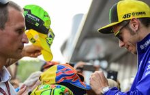 Kira-kira ke Manakah Arah Pandang Valentino Rossi Pada Foto Ini?