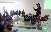 Manfaatkan Tembok, Joko Susilo Bedah Taktik Argentina di Depan Siswa Akademi Arema