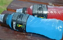 Minuman Olahraga atau Air Putih, Mana yang Sebaiknya Kita Minum?
