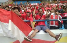 GALERI FOTO - Suporter Sambut Gemuruh Perjuangan Timnas Indonesia U-22 Lawan Thailand di SEA Games 2017