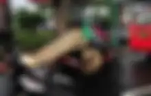 Mau Tahu Bahaya Pakai Jas Hujan Ponco, Pakar Safety Riding Ungkap Faktanya