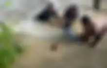 Nekat Membawa Petaka, Petugas Dishub dan Motornya Ditelan Banjir di Gresik