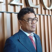 Uya Kuya Kecewa Bule yang Viralkan Dirinya Tak Tegur Orang Lain yang Ikut Rekam Kebakaran
