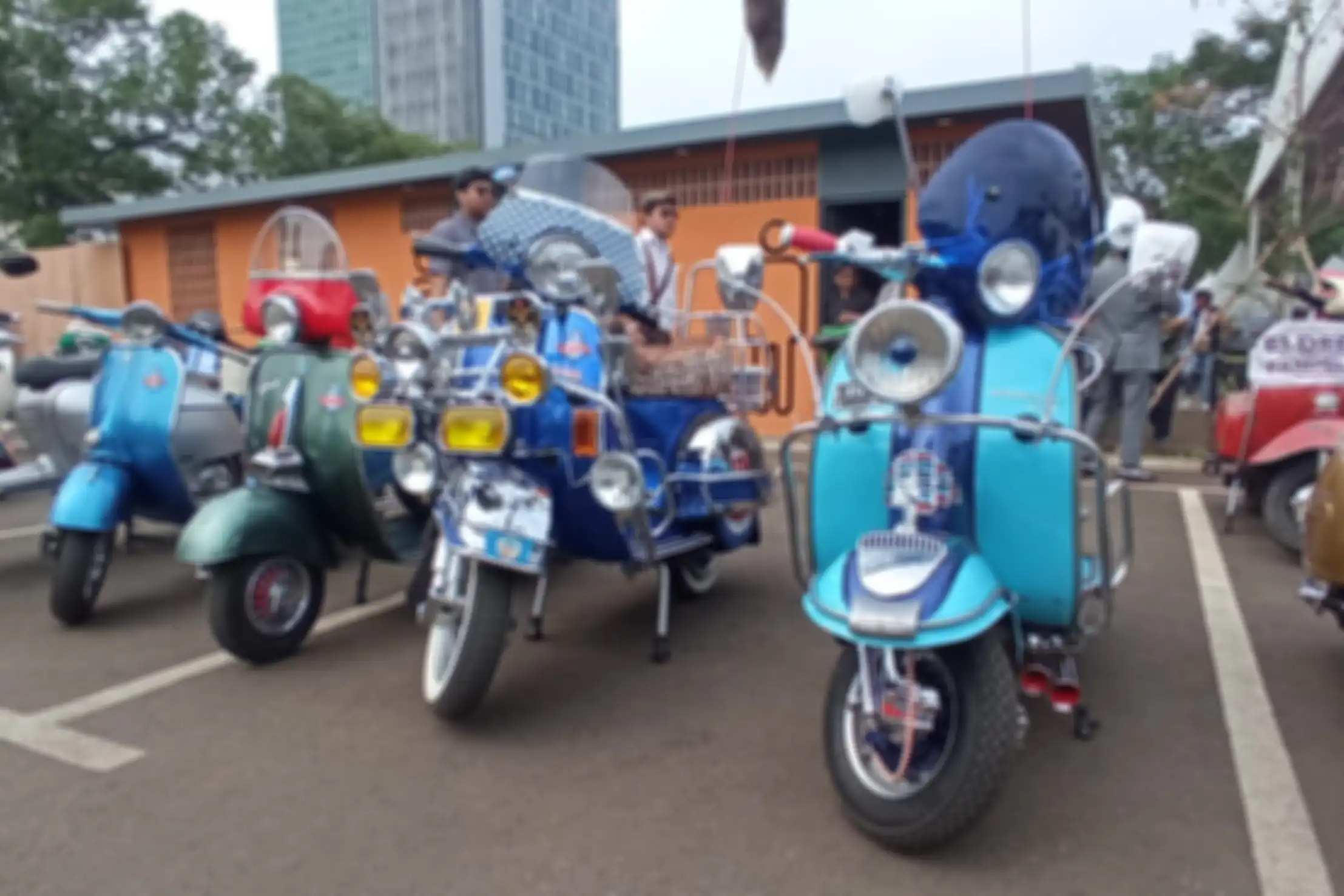 Skuter Vespa dan Lambretta mods menggunakan lampu depan dan spion banyak. 