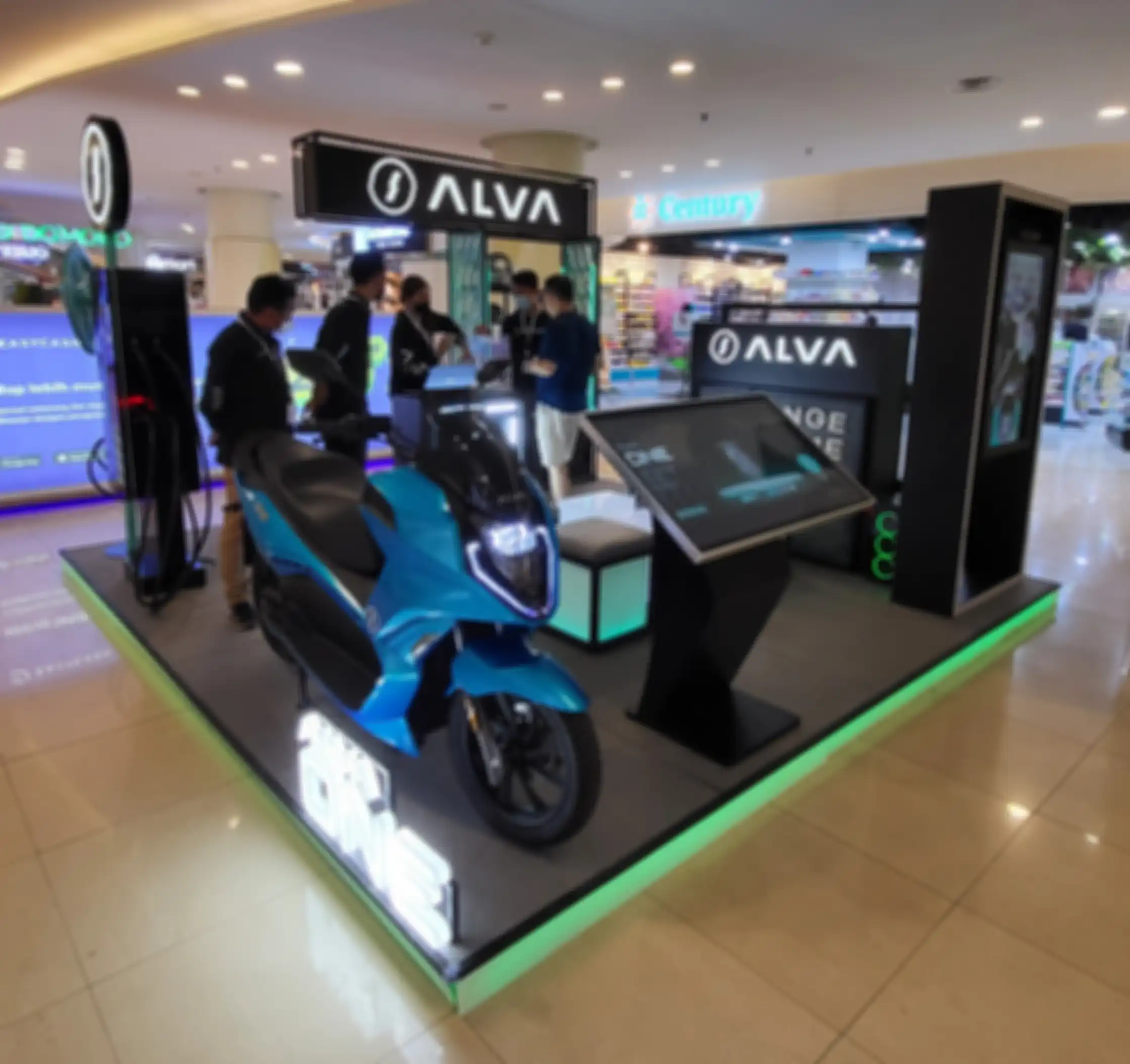 Booth motor listrik Alva One di Mal Kelapa Gading, Jakarta Utara