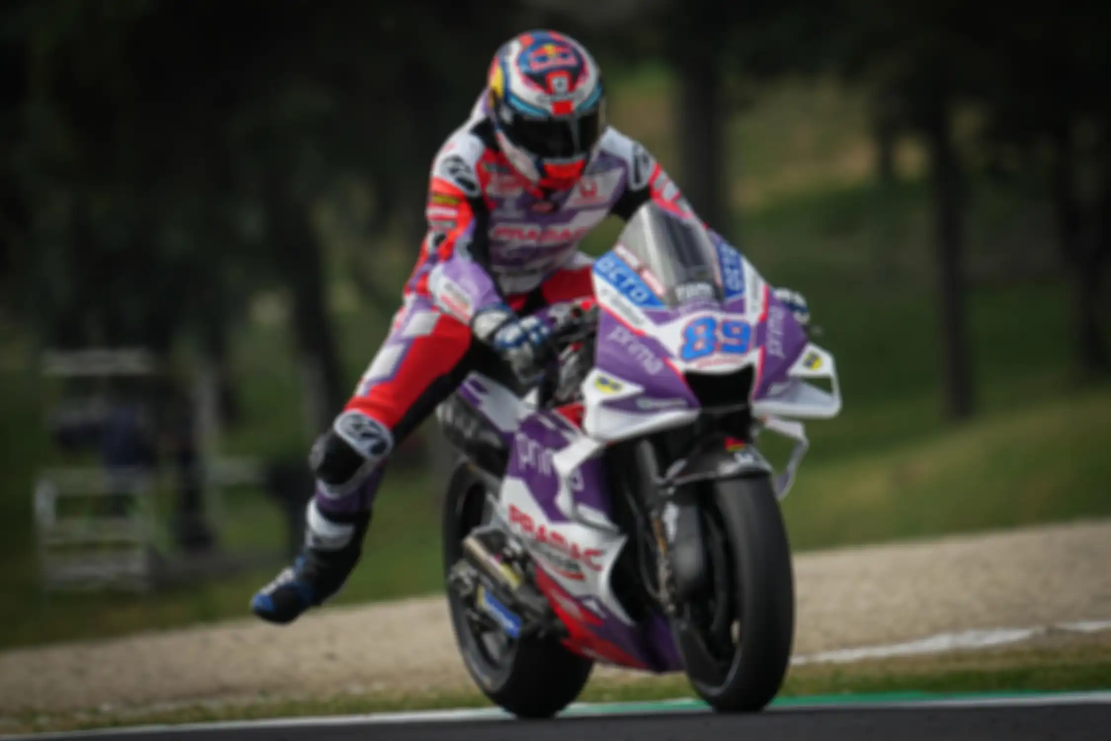 Jorge Martin saat mengendarai motor MotoGP Desmosedici GP22.