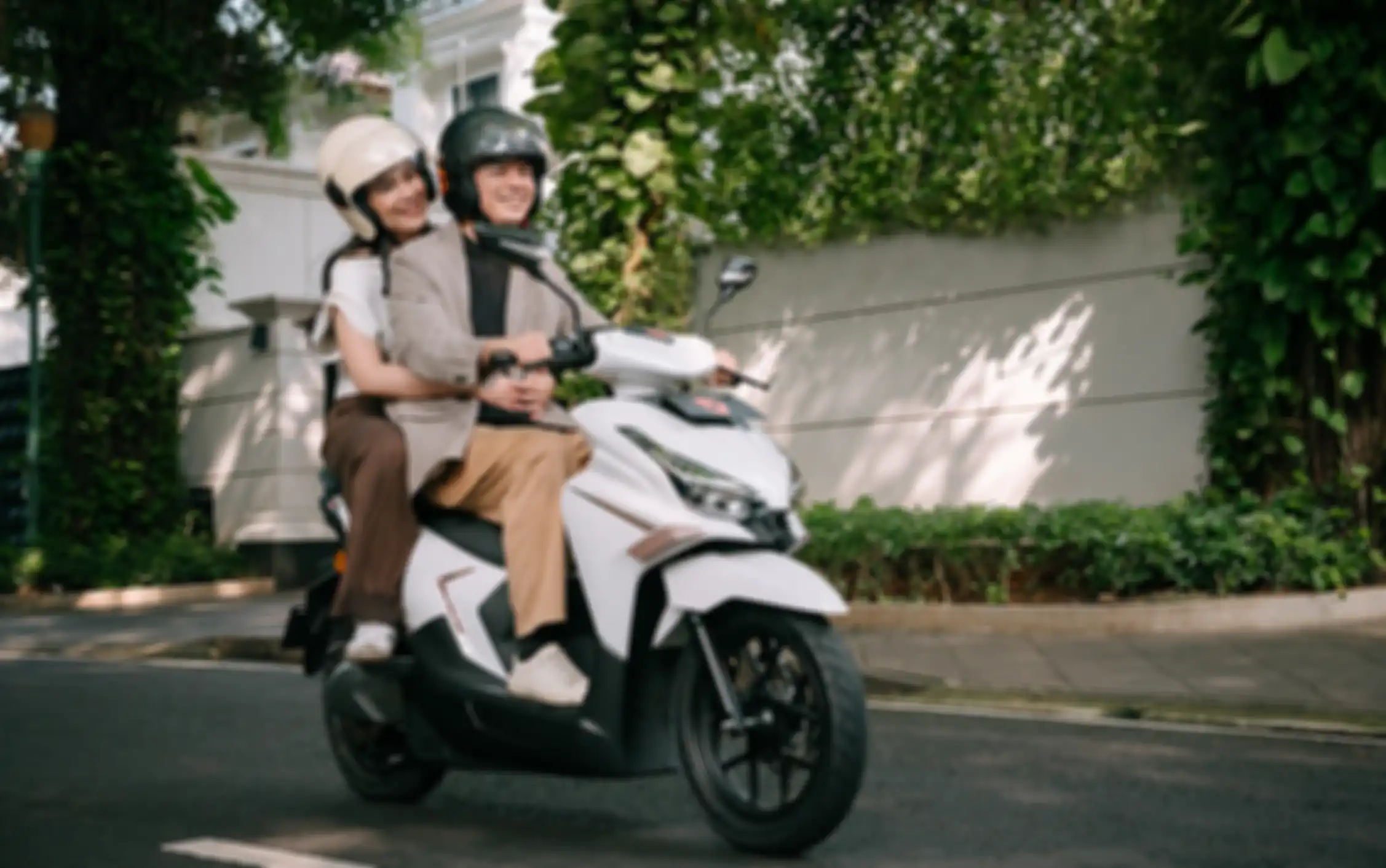 Motor listrik baru Yadea Velax saat dipakai boncengan.