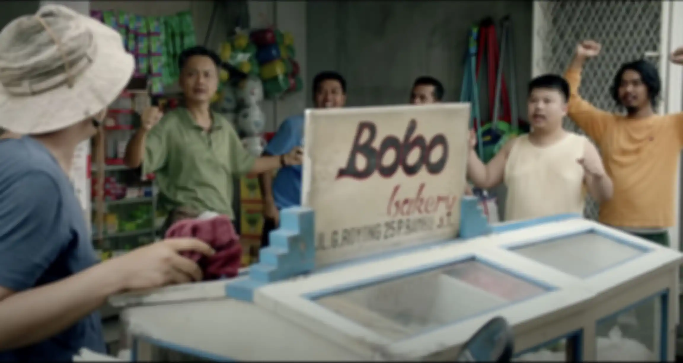 Potongan film Cek Toko Sebelah bisa kalian tonton di Migo.