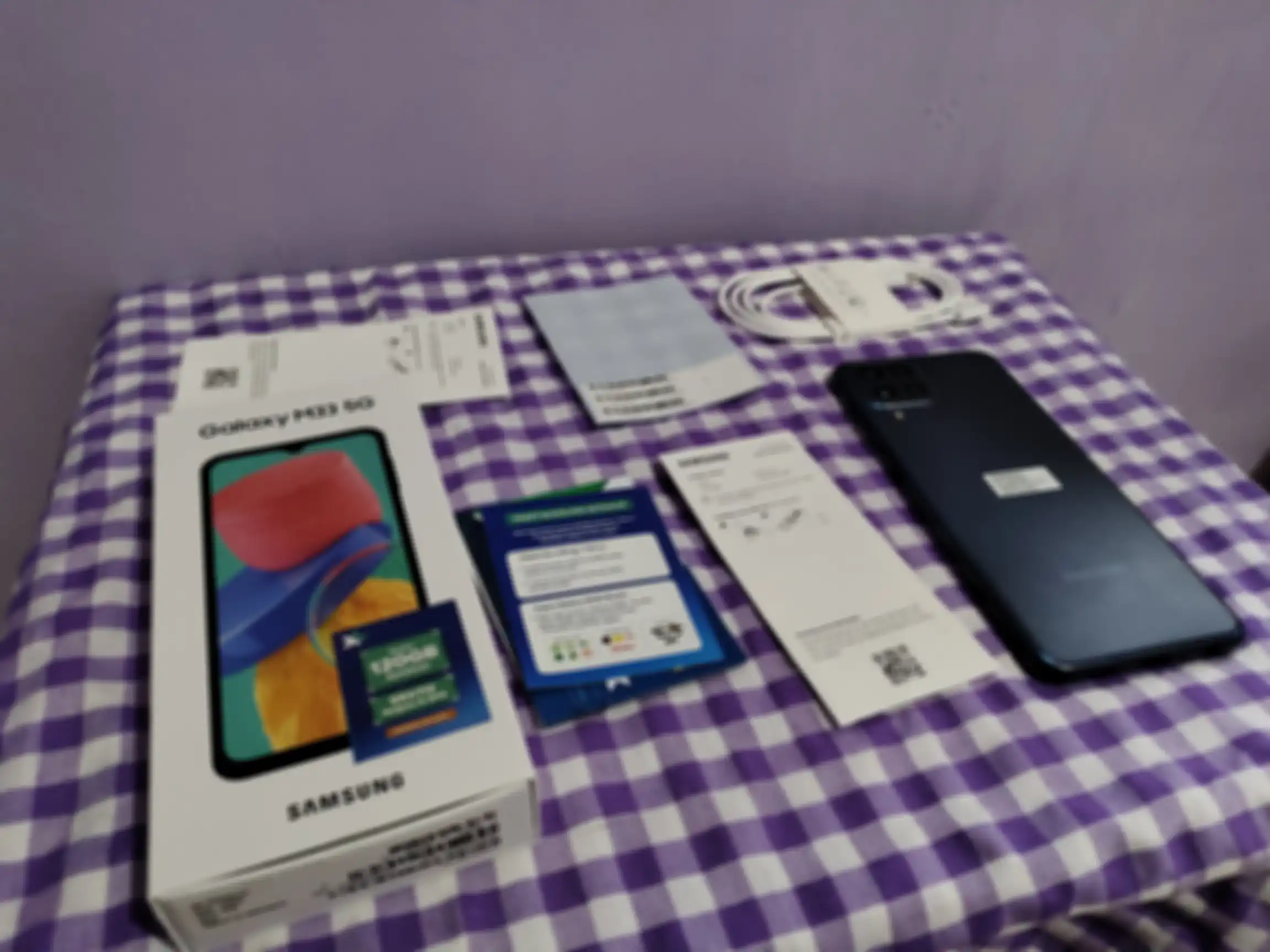 Isi boks Samsung Galaxy M33 5G.