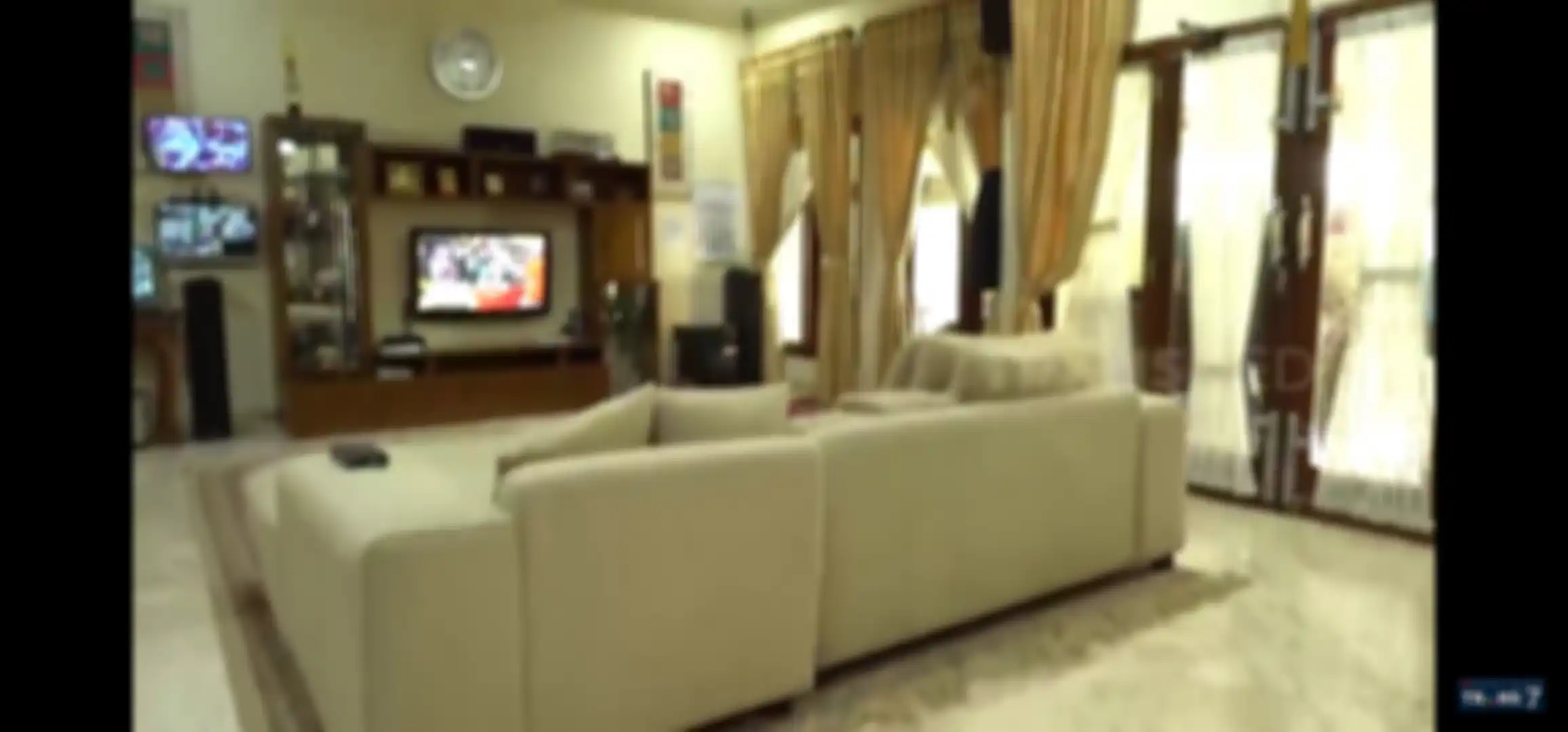 Ruang TV di rumah artis Tukul Arwana.