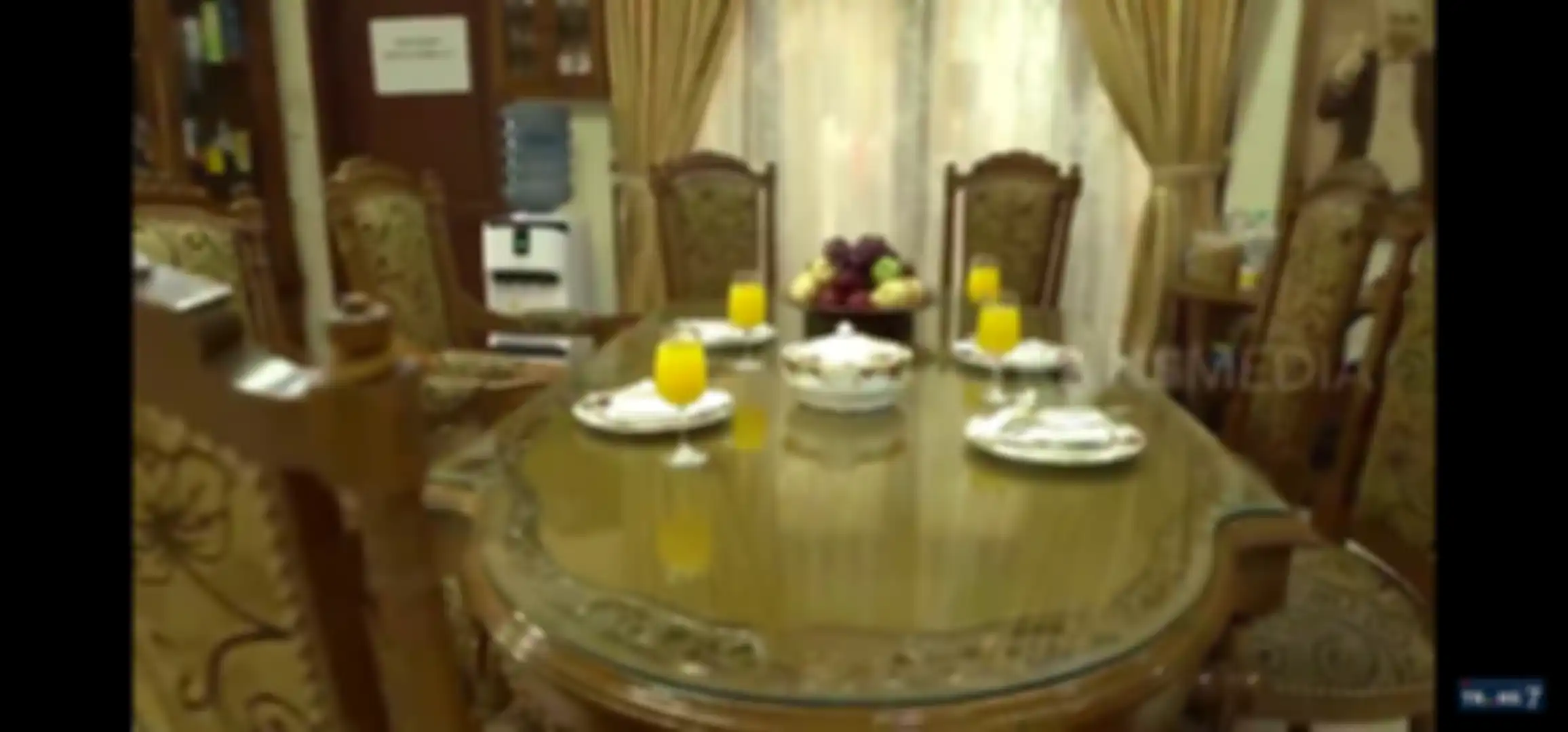 Ruang makan di rumah artis Tukul Arwana.