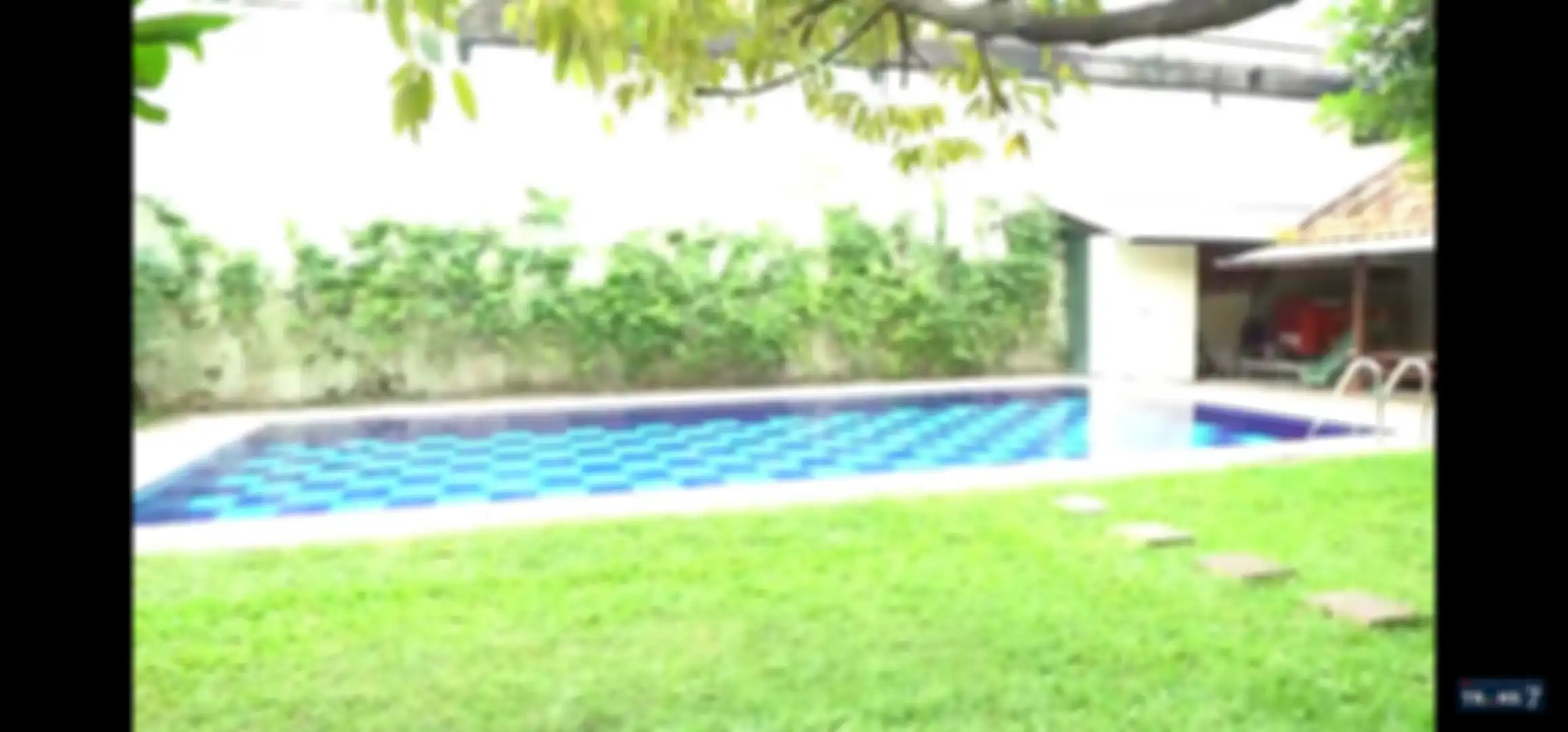 Area kolam renang di rumah artis Tukul Arwana.