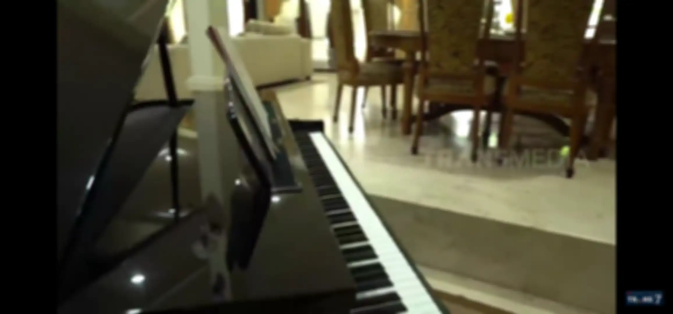 Grand piano di rumah artis Tukul Arwana.