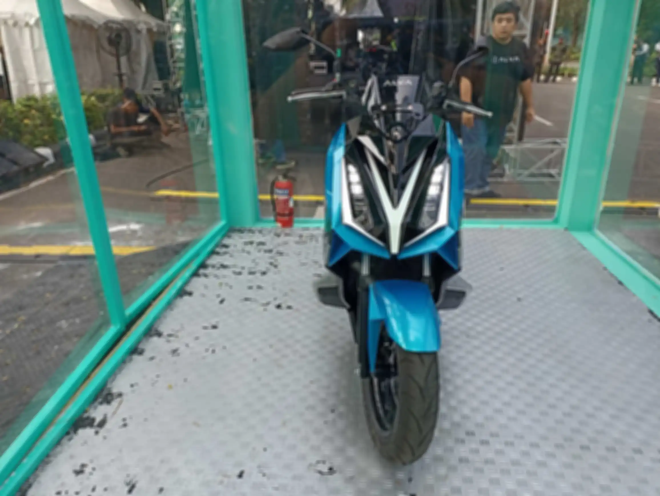Desain Alva Cervo lebih garang dengan lampu LED Projector. Juga aksen Y yang memiliki warna perak dan hitam. 