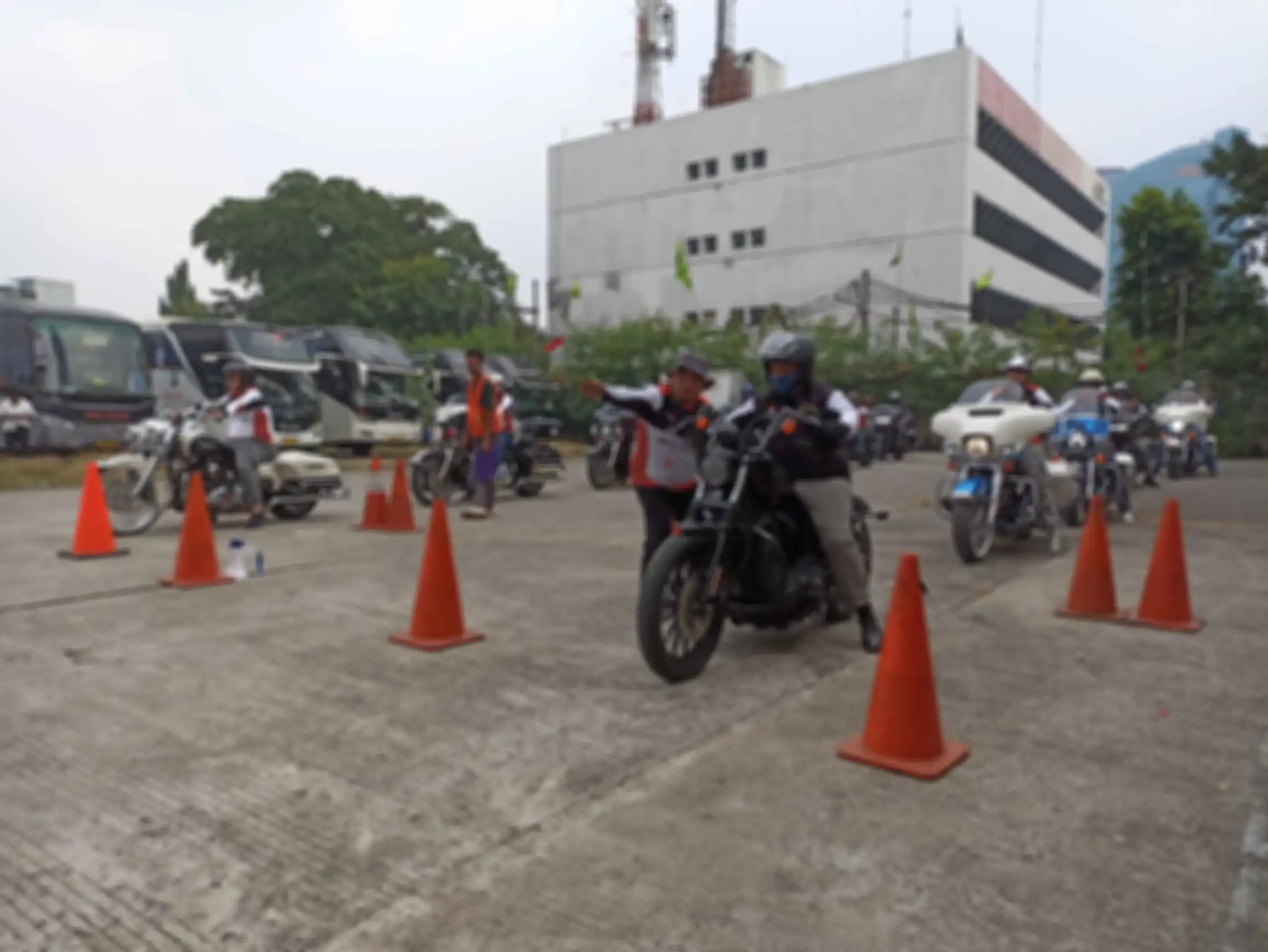 Para anggota komunitas HDCI sebelum menjalank praktek latihan safety riding. 