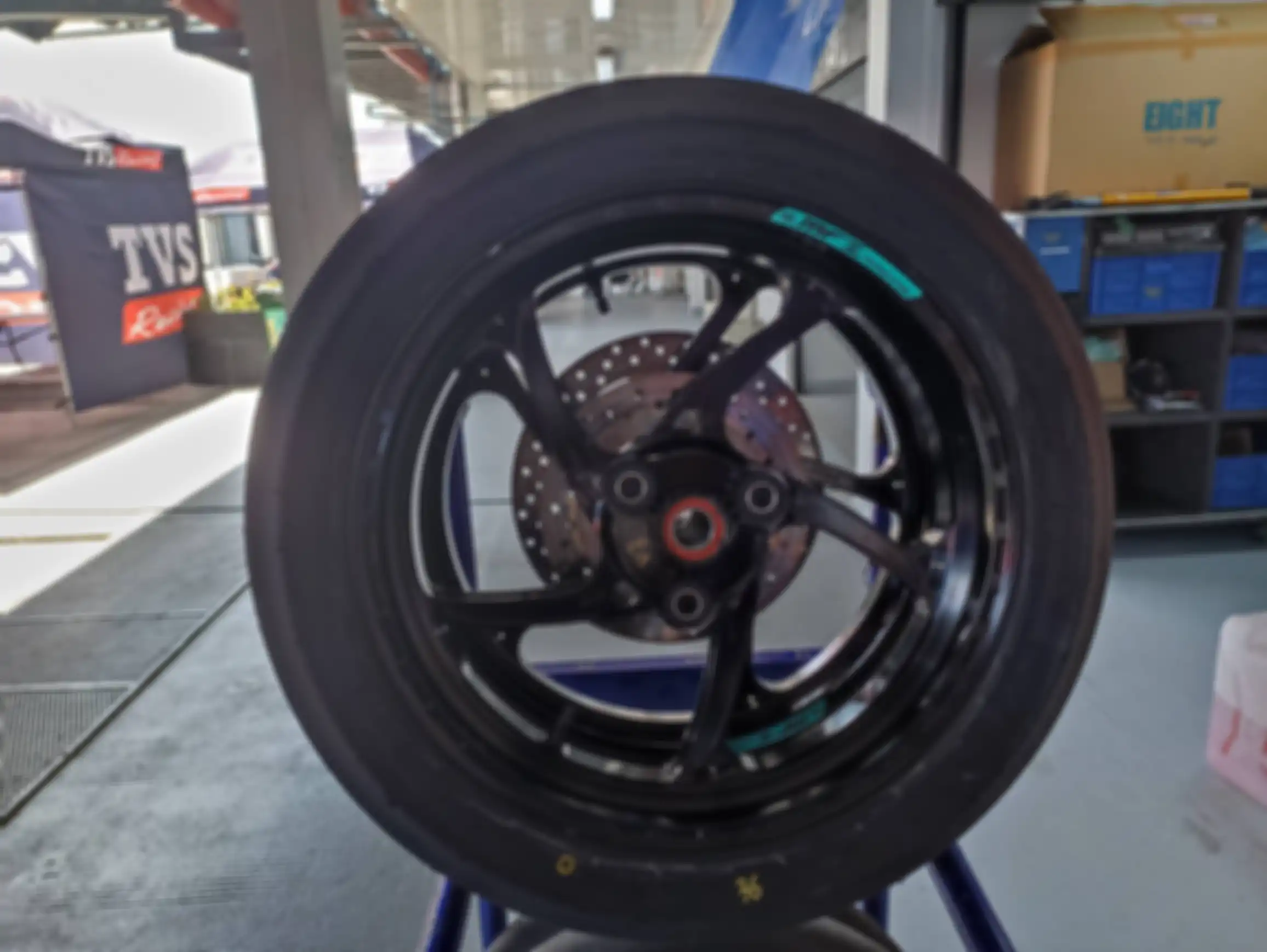 Ban harus didinginkan, tidak harus berlama-lama menggunalan tyre warmer untuk bisa panas. 