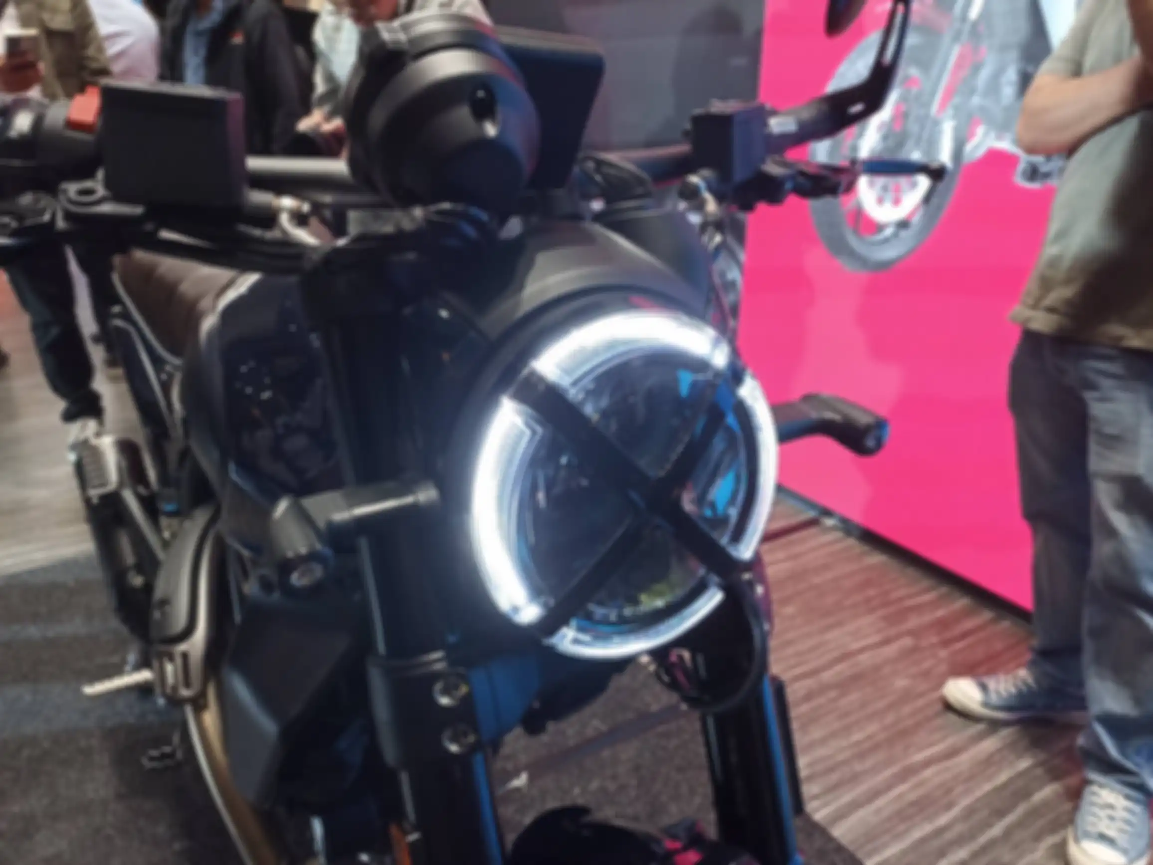 Lampu depan dengan logo X menjadi ciri khas Ducati Scrambler 2023