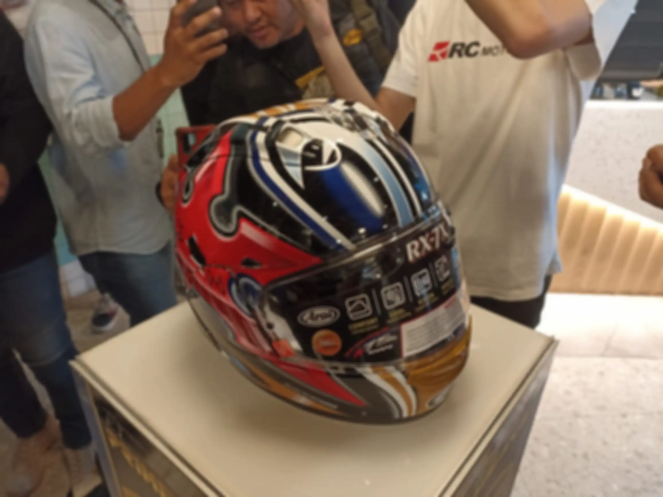 Helm Arai RX-7X edisi Shinya Nakano Shuriken Gold Series yang dijual terbatas 300 unit untuk pasar Indonesia. 