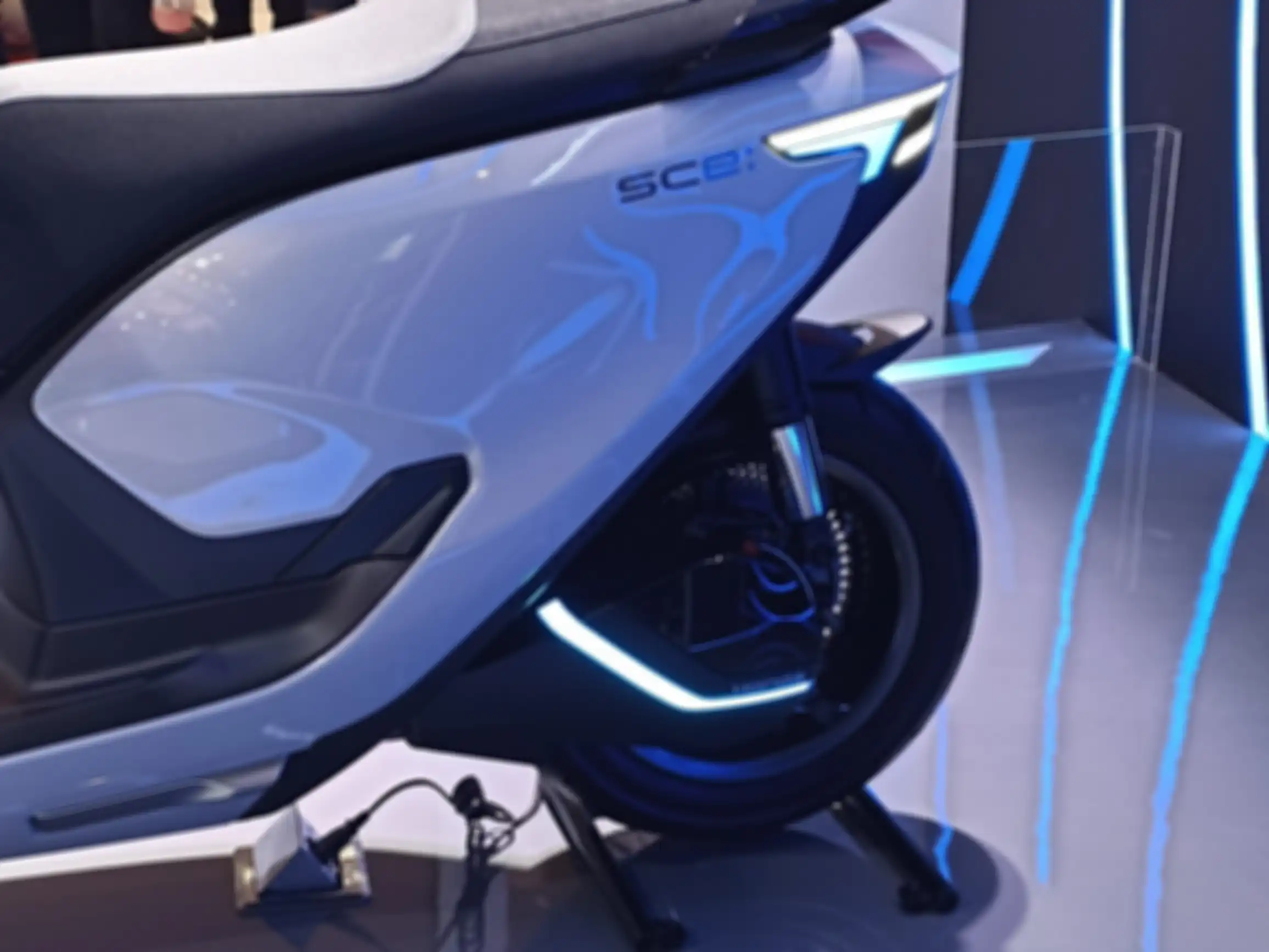 Mesin Honda SC e: juga dengan roda ukuran ring 14 inchi. 