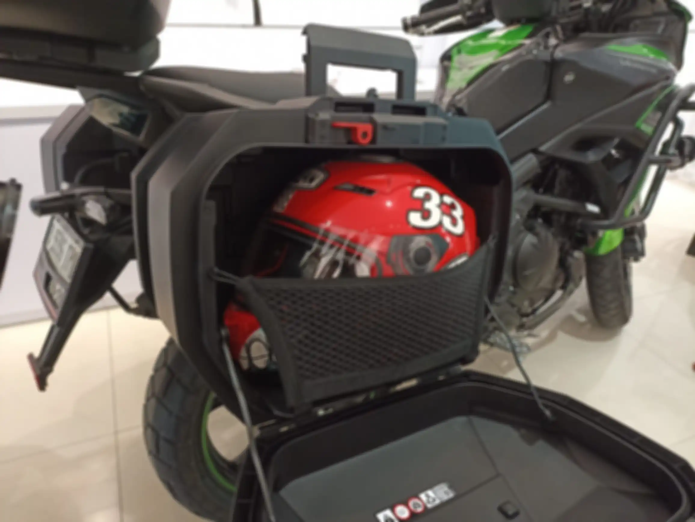 Shad SH38X setelah diperluas bisa muat helm full face ukuran XL. 