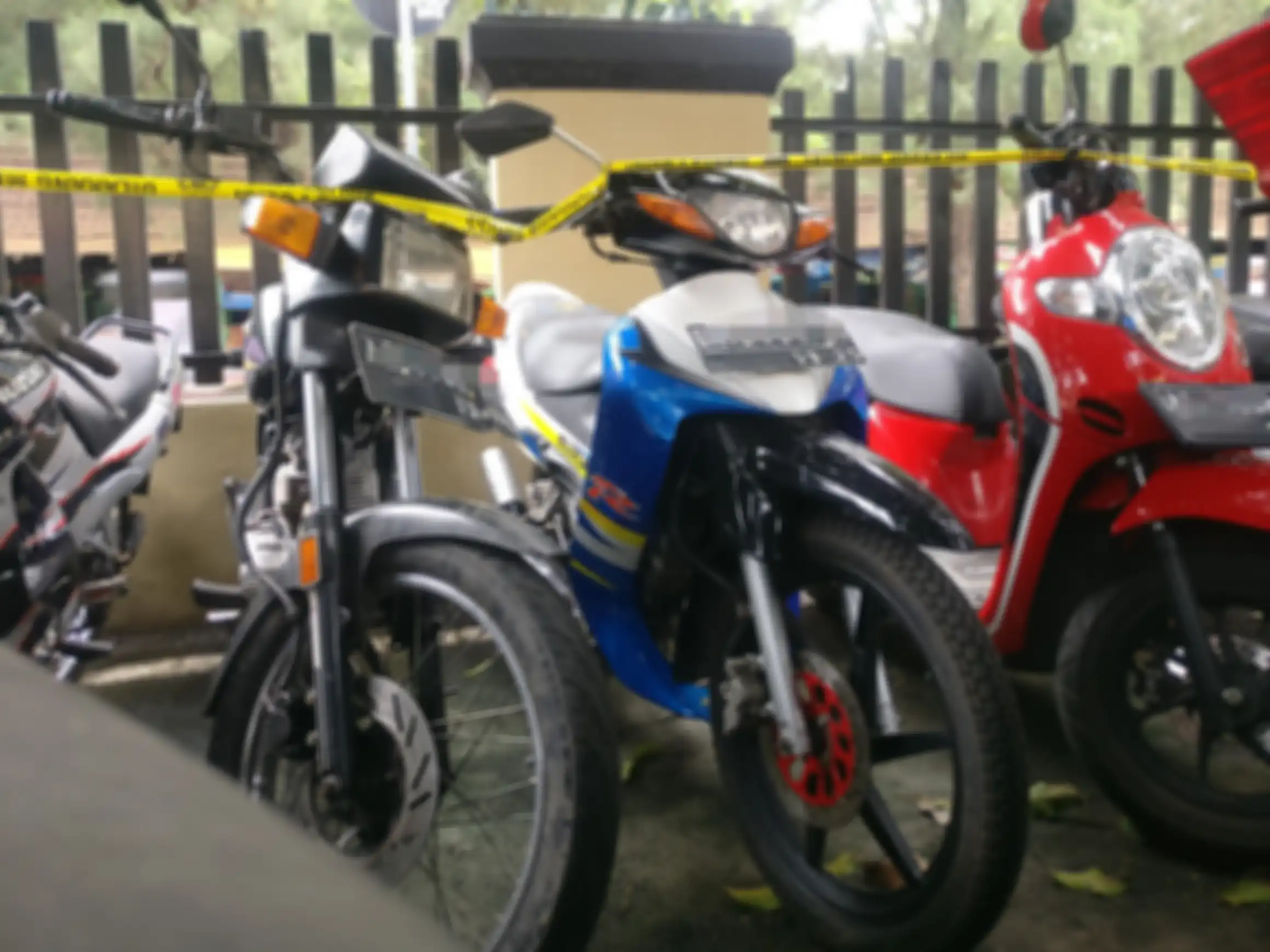 Honda GL Pro, Suzuki Satria R 120, dan Honda Scoopy dibelit garis polisi