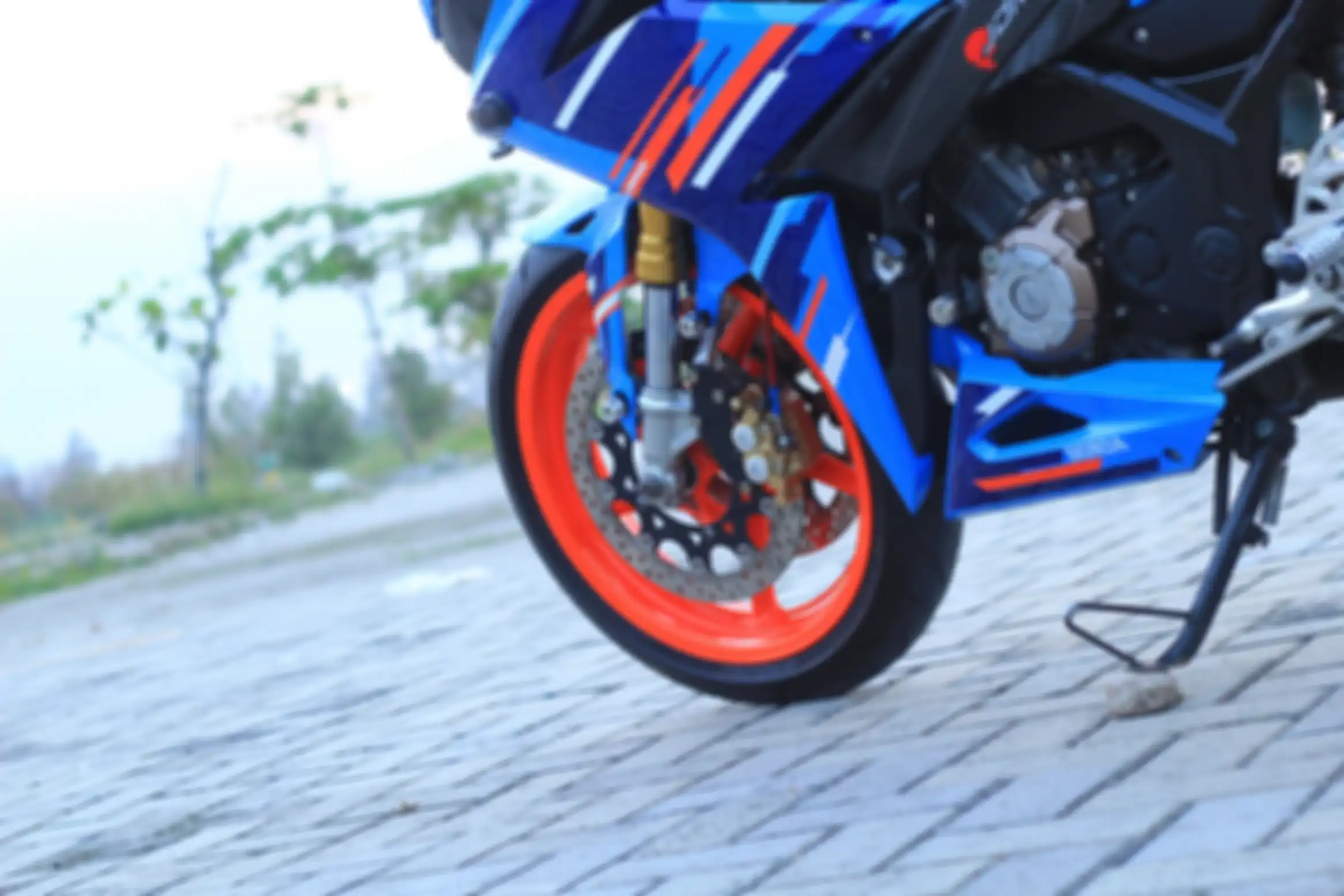 Sokbreker depan Honda CBR250RR terpasang di CBR150R